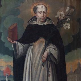 Zdjęcie nr 1: Obraz uzyskał kształt stojącego prostokąta, ujętego w drewnianą, profilowaną ramę. W centrum kompozycji frontalnie przedstawiono w całej postaci św. Dominika z głową nieznacznie ujętą w trzech czwartych w lewo. Święty w odsuniętej od siebie i lekko uniesionej prawej ręce prezentuje zamkniętą księgę, natomiast w lewej trzyma lilię. Ma pociągłą twarz o jasnej karnacji, zapadniętych, rumianych policzkach, wydatny nos i usta. Na łysym, wysokim czole widoczny jest kosmyk siwiejących włosów, które także otaczają jego skronie, odsłaniając prawe ucho. Wokół głowy namalowano jaśniejący nimb. Dominik ubrany jest w biały habit dominikański oraz czarny zakonny płaszcz. Spod szkaplerza widać przypięty do paska różaniec.  U stóp świętego w dolnym, lewym rogu kompozycji leży za błękitnym globem pies trzymający w pysku zapaloną pochodnię. W głębi z prawej strony Dominika widać modlącego się ze złożonymi rękami dominikanina, a za nim fragment zabudowy kościelnej. Powyżej jako tło dla przedstawionego świętego ukazano fantazyjnie kształtowane kotłujące się chmury w tonacji błękitno-zielonej z domieszką ochry. 