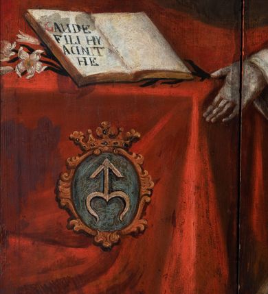 Zdjęcie nr 6: Obraz uzyskał kształt stojącego prostokąta. W centrum kompozycji przedstawiono klęczącego przed stołem św. Dominika ujętego w trzech czwartych w lewo. Dominikanin z mocnym pochyleniem postaci do tyłu i z rozłożonymi rękami na wysokości bioder wpatruje się w ukazująca mu się na obłokach Madonnę z Dzieciątkiem. Jest to młody mężczyzna o owalnej twarzy z jasną karnacją, wydatnym nosem i pełnymi ustami. Głowę otaczają krótkie włosy z wyciętą tonsurą odsłaniające jego lewe ucho. Ubrany jest w biały habit dominikański ze szkaplerzem oraz czarny, zakonny płaszcz narzucony na ramionach. Dominik klęczy przy stole nakrytym czerwoną tkaniną opadającą aż do posadzki, obszytą złocistą frędzlą. Na niej z przodu w złotym kartuszu pod koroną rangową umieszczono herb Odrowąż. Na stole leży lilia przyłożona otwartą księgą. Powyżej stołu na szarociemnych obłokach ukazano na jasnym tle otwartego Nieba siedzącą Madonnę z Dzieciątkiem. Maria została ujęta w trzech czwartych w prawo, podtrzymując przed sobą na kolanach Dzieciątko. Jest to młoda dziewczyna o owalnej twarzy z jasną karnacją i rumianych policzkach, wydatnym nosie i ustach oraz ze spojrzeniem skierowanym na małego Jezusa. Jej głowę spowija chusta zasłaniająca włosy. Maria ubrana jest w bladoróżową suknię oraz bladoniebieski płaszcz zarzucony na ramiona i przykrywający jej kolana. Nagie Dzieciątko z biodrami okrytymi fragmentem pieluszki siedzi na chuście leżącej na kolanach matki, opierając się o jej pierś. Jego ciało jest korpulentne. Prawa ręka luźno zwisa wzdłuż tułowia, lewą zaś zgiętą w łokciu ma przyłożoną do piersi. Z prawej strony Madonny z za obłoku wychyla się w półpostaci anioł z rozpostartymi skrzydłami ujęty w trzech czwartych w prawo. Jest to jasnowłosy młodzieniec oparty prawą ręką o obłok z twarzą o jasnej karnacji zwróconą w stronę Madonny. Ponad nim widać na innym obłoku parę uskrzydlonych główek anielskich. W głębi kompozycji przedstawiono fragment tralkowej balustrady oraz widoczny za nią krajobraz.   