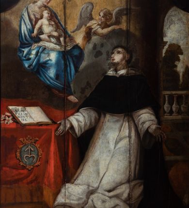 Zdjęcie nr 1: Obraz uzyskał kształt stojącego prostokąta. W centrum kompozycji przedstawiono klęczącego przed stołem św. Dominika ujętego w trzech czwartych w lewo. Dominikanin z mocnym pochyleniem postaci do tyłu i z rozłożonymi rękami na wysokości bioder wpatruje się w ukazująca mu się na obłokach Madonnę z Dzieciątkiem. Jest to młody mężczyzna o owalnej twarzy z jasną karnacją, wydatnym nosem i pełnymi ustami. Głowę otaczają krótkie włosy z wyciętą tonsurą odsłaniające jego lewe ucho. Ubrany jest w biały habit dominikański ze szkaplerzem oraz czarny, zakonny płaszcz narzucony na ramionach. Dominik klęczy przy stole nakrytym czerwoną tkaniną opadającą aż do posadzki, obszytą złocistą frędzlą. Na niej z przodu w złotym kartuszu pod koroną rangową umieszczono herb Odrowąż. Na stole leży lilia przyłożona otwartą księgą. Powyżej stołu na szarociemnych obłokach ukazano na jasnym tle otwartego Nieba siedzącą Madonnę z Dzieciątkiem. Maria została ujęta w trzech czwartych w prawo, podtrzymując przed sobą na kolanach Dzieciątko. Jest to młoda dziewczyna o owalnej twarzy z jasną karnacją i rumianych policzkach, wydatnym nosie i ustach oraz ze spojrzeniem skierowanym na małego Jezusa. Jej głowę spowija chusta zasłaniająca włosy. Maria ubrana jest w bladoróżową suknię oraz bladoniebieski płaszcz zarzucony na ramiona i przykrywający jej kolana. Nagie Dzieciątko z biodrami okrytymi fragmentem pieluszki siedzi na chuście leżącej na kolanach matki, opierając się o jej pierś. Jego ciało jest korpulentne. Prawa ręka luźno zwisa wzdłuż tułowia, lewą zaś zgiętą w łokciu ma przyłożoną do piersi. Z prawej strony Madonny z za obłoku wychyla się w półpostaci anioł z rozpostartymi skrzydłami ujęty w trzech czwartych w prawo. Jest to jasnowłosy młodzieniec oparty prawą ręką o obłok z twarzą o jasnej karnacji zwróconą w stronę Madonny. Ponad nim widać na innym obłoku parę uskrzydlonych główek anielskich. W głębi kompozycji przedstawiono fragment tralkowej balustrady oraz widoczny za nią krajobraz.   