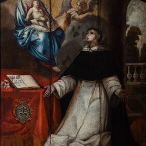 Zdjęcie nr 1: Obraz uzyskał kształt stojącego prostokąta. W centrum kompozycji przedstawiono klęczącego przed stołem św. Dominika ujętego w trzech czwartych w lewo. Dominikanin z mocnym pochyleniem postaci do tyłu i z rozłożonymi rękami na wysokości bioder wpatruje się w ukazująca mu się na obłokach Madonnę z Dzieciątkiem. Jest to młody mężczyzna o owalnej twarzy z jasną karnacją, wydatnym nosem i pełnymi ustami. Głowę otaczają krótkie włosy z wyciętą tonsurą odsłaniające jego lewe ucho. Ubrany jest w biały habit dominikański ze szkaplerzem oraz czarny, zakonny płaszcz narzucony na ramionach. Dominik klęczy przy stole nakrytym czerwoną tkaniną opadającą aż do posadzki, obszytą złocistą frędzlą. Na niej z przodu w złotym kartuszu pod koroną rangową umieszczono herb Odrowąż. Na stole leży lilia przyłożona otwartą księgą. Powyżej stołu na szarociemnych obłokach ukazano na jasnym tle otwartego Nieba siedzącą Madonnę z Dzieciątkiem. Maria została ujęta w trzech czwartych w prawo, podtrzymując przed sobą na kolanach Dzieciątko. Jest to młoda dziewczyna o owalnej twarzy z jasną karnacją i rumianych policzkach, wydatnym nosie i ustach oraz ze spojrzeniem skierowanym na małego Jezusa. Jej głowę spowija chusta zasłaniająca włosy. Maria ubrana jest w bladoróżową suknię oraz bladoniebieski płaszcz zarzucony na ramiona i przykrywający jej kolana. Nagie Dzieciątko z biodrami okrytymi fragmentem pieluszki siedzi na chuście leżącej na kolanach matki, opierając się o jej pierś. Jego ciało jest korpulentne. Prawa ręka luźno zwisa wzdłuż tułowia, lewą zaś zgiętą w łokciu ma przyłożoną do piersi. Z prawej strony Madonny z za obłoku wychyla się w półpostaci anioł z rozpostartymi skrzydłami ujęty w trzech czwartych w prawo. Jest to jasnowłosy młodzieniec oparty prawą ręką o obłok z twarzą o jasnej karnacji zwróconą w stronę Madonny. Ponad nim widać na innym obłoku parę uskrzydlonych główek anielskich. W głębi kompozycji przedstawiono fragment tralkowej balustrady oraz widoczny za nią krajobraz.   