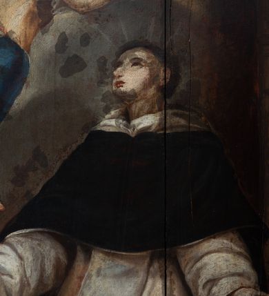 Zdjęcie nr 3: Obraz uzyskał kształt stojącego prostokąta. W centrum kompozycji przedstawiono klęczącego przed stołem św. Dominika ujętego w trzech czwartych w lewo. Dominikanin z mocnym pochyleniem postaci do tyłu i z rozłożonymi rękami na wysokości bioder wpatruje się w ukazująca mu się na obłokach Madonnę z Dzieciątkiem. Jest to młody mężczyzna o owalnej twarzy z jasną karnacją, wydatnym nosem i pełnymi ustami. Głowę otaczają krótkie włosy z wyciętą tonsurą odsłaniające jego lewe ucho. Ubrany jest w biały habit dominikański ze szkaplerzem oraz czarny, zakonny płaszcz narzucony na ramionach. Dominik klęczy przy stole nakrytym czerwoną tkaniną opadającą aż do posadzki, obszytą złocistą frędzlą. Na niej z przodu w złotym kartuszu pod koroną rangową umieszczono herb Odrowąż. Na stole leży lilia przyłożona otwartą księgą. Powyżej stołu na szarociemnych obłokach ukazano na jasnym tle otwartego Nieba siedzącą Madonnę z Dzieciątkiem. Maria została ujęta w trzech czwartych w prawo, podtrzymując przed sobą na kolanach Dzieciątko. Jest to młoda dziewczyna o owalnej twarzy z jasną karnacją i rumianych policzkach, wydatnym nosie i ustach oraz ze spojrzeniem skierowanym na małego Jezusa. Jej głowę spowija chusta zasłaniająca włosy. Maria ubrana jest w bladoróżową suknię oraz bladoniebieski płaszcz zarzucony na ramiona i przykrywający jej kolana. Nagie Dzieciątko z biodrami okrytymi fragmentem pieluszki siedzi na chuście leżącej na kolanach matki, opierając się o jej pierś. Jego ciało jest korpulentne. Prawa ręka luźno zwisa wzdłuż tułowia, lewą zaś zgiętą w łokciu ma przyłożoną do piersi. Z prawej strony Madonny z za obłoku wychyla się w półpostaci anioł z rozpostartymi skrzydłami ujęty w trzech czwartych w prawo. Jest to jasnowłosy młodzieniec oparty prawą ręką o obłok z twarzą o jasnej karnacji zwróconą w stronę Madonny. Ponad nim widać na innym obłoku parę uskrzydlonych główek anielskich. W głębi kompozycji przedstawiono fragment tralkowej balustrady oraz widoczny za nią krajobraz.   