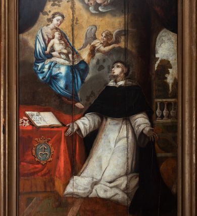 Zdjęcie nr 2: Obraz uzyskał kształt stojącego prostokąta. W centrum kompozycji przedstawiono klęczącego przed stołem św. Dominika ujętego w trzech czwartych w lewo. Dominikanin z mocnym pochyleniem postaci do tyłu i z rozłożonymi rękami na wysokości bioder wpatruje się w ukazująca mu się na obłokach Madonnę z Dzieciątkiem. Jest to młody mężczyzna o owalnej twarzy z jasną karnacją, wydatnym nosem i pełnymi ustami. Głowę otaczają krótkie włosy z wyciętą tonsurą odsłaniające jego lewe ucho. Ubrany jest w biały habit dominikański ze szkaplerzem oraz czarny, zakonny płaszcz narzucony na ramionach. Dominik klęczy przy stole nakrytym czerwoną tkaniną opadającą aż do posadzki, obszytą złocistą frędzlą. Na niej z przodu w złotym kartuszu pod koroną rangową umieszczono herb Odrowąż. Na stole leży lilia przyłożona otwartą księgą. Powyżej stołu na szarociemnych obłokach ukazano na jasnym tle otwartego Nieba siedzącą Madonnę z Dzieciątkiem. Maria została ujęta w trzech czwartych w prawo, podtrzymując przed sobą na kolanach Dzieciątko. Jest to młoda dziewczyna o owalnej twarzy z jasną karnacją i rumianych policzkach, wydatnym nosie i ustach oraz ze spojrzeniem skierowanym na małego Jezusa. Jej głowę spowija chusta zasłaniająca włosy. Maria ubrana jest w bladoróżową suknię oraz bladoniebieski płaszcz zarzucony na ramiona i przykrywający jej kolana. Nagie Dzieciątko z biodrami okrytymi fragmentem pieluszki siedzi na chuście leżącej na kolanach matki, opierając się o jej pierś. Jego ciało jest korpulentne. Prawa ręka luźno zwisa wzdłuż tułowia, lewą zaś zgiętą w łokciu ma przyłożoną do piersi. Z prawej strony Madonny z za obłoku wychyla się w półpostaci anioł z rozpostartymi skrzydłami ujęty w trzech czwartych w prawo. Jest to jasnowłosy młodzieniec oparty prawą ręką o obłok z twarzą o jasnej karnacji zwróconą w stronę Madonny. Ponad nim widać na innym obłoku parę uskrzydlonych główek anielskich. W głębi kompozycji przedstawiono fragment tralkowej balustrady oraz widoczny za nią krajobraz.   