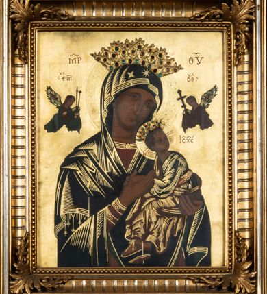 Zdjęcie nr 2: Ołtarz uzyskał formę architektonicznej struktury przyściennej, jednoosiowej, jednokondygnacyjnej ze zwieńczeniem. Marmurowy stipes ołtarzowy z mensą wykonano w formie prostopadłościanu dostawionego do wysokiego podwyższenia z marmuru ustawionego na podeście o ściętych narożach. Lico stipesu zdobi ryty symbol maryjny w otoku otoczonym przez stylizowane ramiona krzyża równoramiennego. Na podwyższeniu wsparto drewnianą strukturę nastawy ustawioną na cokole i flankowaną przez dwa filary. Przed lico kondygnacji wysunięto do przodu dwa postumenty, mające w pierwotnym zamyśle stanowić podpory dla flankujących strukturę dwóch kolumn podtrzymujący belkowanie wyłamane na ich osiach. Z kolumn zrezygnowano, a w ich miejsce w strukturę ołtarza oraz w trzony filarów zewnętrznych wprowadzono podłużne gabloty na wota. W polu kondygnacji wprowadzono prostokątną niszę zamkniętą półkoliście z mniejszym, czworobocznym obrazem Matki Boskiej Nieustającej Pomocy wiszącym na tle z szkarłatnej tkaniny. Poniżej obrazu umieszczono podłużną gablotę na wota. Ramę pola tworzą dwa pilastry o akantowych głowicach i trzonach dekorowanych zawieszonymi na taśmach bukiecikami kwiatów oraz półokrągły łuk, na którym umieszczono główki aniołków ze skrzyżowanymi skrzydełkami. Zwieńczenie utworzono z prostokątnego pola zamkniętego półkoliście ujętego obramieniem artykułowanym za pomocą rzędu kasetonów z rozetami, flankowanego przez dwa pilastry. W polu na niebieskim tle z tkaniny umieszczono ponad girlandą kwiatową w kształcie półksiężyca monogram maryjny także utworzony z girland roślino-kwiatowych. Zwieńczenie ujmuje para spływów wolutowych. Dwa pozostałe spływy wysunięte nad przedpolu zwieńczenia do przodu stanowią podstawę dla pary uskrzydlonych aniołków. Całość zwieńczenia zamyka kartusz prezentowany przez dwa aniołki oraz fantazyjny ornament spływający po jego bokach. W polu kartusza umieszczono napis: &quot;O MARYJO / NIEUSTANNIE / WSPOMAGAJ / NAS&quot;. Struktura ołtarza polichromowana w kolorze kości słoniowej, profile i ornamenty zostały wyzłocone.  