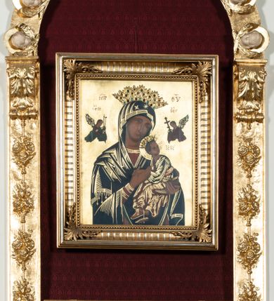 Zdjęcie nr 7: Ołtarz uzyskał formę architektonicznej struktury przyściennej, jednoosiowej, jednokondygnacyjnej ze zwieńczeniem. Marmurowy stipes ołtarzowy z mensą wykonano w formie prostopadłościanu dostawionego do wysokiego podwyższenia z marmuru ustawionego na podeście o ściętych narożach. Lico stipesu zdobi ryty symbol maryjny w otoku otoczonym przez stylizowane ramiona krzyża równoramiennego. Na podwyższeniu wsparto drewnianą strukturę nastawy ustawioną na cokole i flankowaną przez dwa filary. Przed lico kondygnacji wysunięto do przodu dwa postumenty, mające w pierwotnym zamyśle stanowić podpory dla flankujących strukturę dwóch kolumn podtrzymujący belkowanie wyłamane na ich osiach. Z kolumn zrezygnowano, a w ich miejsce w strukturę ołtarza oraz w trzony filarów zewnętrznych wprowadzono podłużne gabloty na wota. W polu kondygnacji wprowadzono prostokątną niszę zamkniętą półkoliście z mniejszym, czworobocznym obrazem Matki Boskiej Nieustającej Pomocy wiszącym na tle z szkarłatnej tkaniny. Poniżej obrazu umieszczono podłużną gablotę na wota. Ramę pola tworzą dwa pilastry o akantowych głowicach i trzonach dekorowanych zawieszonymi na taśmach bukiecikami kwiatów oraz półokrągły łuk, na którym umieszczono główki aniołków ze skrzyżowanymi skrzydełkami. Zwieńczenie utworzono z prostokątnego pola zamkniętego półkoliście ujętego obramieniem artykułowanym za pomocą rzędu kasetonów z rozetami, flankowanego przez dwa pilastry. W polu na niebieskim tle z tkaniny umieszczono ponad girlandą kwiatową w kształcie półksiężyca monogram maryjny także utworzony z girland roślino-kwiatowych. Zwieńczenie ujmuje para spływów wolutowych. Dwa pozostałe spływy wysunięte nad przedpolu zwieńczenia do przodu stanowią podstawę dla pary uskrzydlonych aniołków. Całość zwieńczenia zamyka kartusz prezentowany przez dwa aniołki oraz fantazyjny ornament spływający po jego bokach. W polu kartusza umieszczono napis: &quot;O MARYJO / NIEUSTANNIE / WSPOMAGAJ / NAS&quot;. Struktura ołtarza polichromowana w kolorze kości słoniowej, profile i ornamenty zostały wyzłocone.  