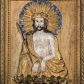 Zdjęcie nr 1: Obraz uzyskał kształt stojącego prostokąta ujętego złoconą, profilowaną ramą z dekoracją w typie wolich oczu. W centrum płaskorzeźbionej kompozycji ukazano frontalnie w dwóch trzecich Chrystusa ze skrzyżowanymi z przodu i związanymi złoconym sznurem rękami. W lewej dłoni Jezus trzyma trzcinę. Ma pociągłą twarz o jasnej karnacji okoloną krótką brodą i brązowymi włosami spływającymi na ramiona. Zbawiciel ma duży, prosty nos, wydatne usta i szeroko otwarte ciemne oczy o spojrzeniu skierowanym na widza. Na głowie ma złoconą koronę cierniową, spod której spływają krople krwi. Jego głowę otaczają ostre, złocone promienie na tle błękitnego nimbu. Krew widoczna jest także na odsłoniętym torsie oraz rękach. Chrystus ubrany jest w złocony płaszcz narzucony na ramiona odsłaniający jego nagi tors. Poniżej widać płaskorzeźbioną i złoconą girlandę różaną. 