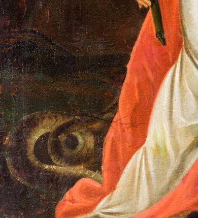 Zdjęcie nr 6: Obraz uzyskał kształt stojącego prostokąta ujętego w prostą, czerwoną ramę. W centrum kompozycji ukazano w całej postaci stojącą w wydatnym kontrapoście św. Teklę, ujętą w trzech czwartych w lewo. Święta w uniesionej lewej ręce trzyma drewniany krzyż, a w prawej opuszczonej wzdłuż tułowia gałązkę palmową. Ma pociągłą twarz o rumianych policzkach, wydatny nos i usta oraz ciemne oczy o spojrzeniu skierowanym na krzyż. Jej głowę otaczają jasnobrązowe włosy spływające na plecy. Święta ubrana jest w białą, drapowaną na wzór antycznego chitonu suknię przewiązaną pod biustem błękitnym paskiem. Przez lewe ramię ma przerzucony osłaniający plecy czerwony płaszcz. Spod szat widoczne są bose stopy. Teklę ukazano na tle utrzymanego w ciemnobrązowej kolorystyce pejzażu. U jej stóp po lewej stronie kompozycji wije się wąż, a po prawej leży lew, zaś w głębi widoczne jest płonące ognisko.