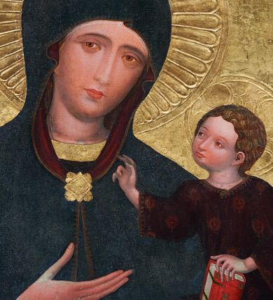 Zdjęcie nr 2: Obraz w kształcie stojącego prostokąta, z przedstawieniem Matki Boskiej z Dzieciątkiem w typie Hodegetrii Krakowskiej. Maria przedstawiona w półpostaci, z głową przechyloną na lewo. Lewą ręką obejmuje Dzieciątko, dłonią prawej ręki wskazuje na Syna. Twarz owalna o ciemnej karnacji z policzkami podkreślonymi różem, o regularnych łukach brwiowych, głęboko osadzonych oczach, długim wąskim nosie, drobnych czerwonych ustach. Dłonie wysmukłe, o długich palcach. Ubrana ciemnoniebieską suknię z wąskimi rękawami, ozdobioną pod szyją i końcach rękawów złotą bordiurą. Cała postać okryta maforium w takim samym kolorze co suknia, z czerwoną podszewką, ozdobionym cienką złotą lamówką i spiętym na piersiach rombową złotą broszą. Spod maforionu widoczny czepiec na głowie. Dzieciątko, ujęte w trzech czwartych, zwrócone w prawo, w kierunku Matki, Siedzi na jej lewym przedramieniu. Głowa kulista, z ciemnymi kędzierzawymi włosami ułożonymi w loki podkreślone złotymi kreskami ; twarz o ciemnej karnacji z zaróżowionymi policzkami. Prawą dłonią błogosławi, lewą podtrzymuje kodeks w czerwonej oprawie oparty na lewym kolanie. Ubrane w długą i szeroką ciemnoczerwoną sukienkę, ozdobioną drobnym wzorem patronowym malowanym złotem w proszku. Spod sukienki widać bose stopy.  Wokół głowy Marii nimb promienisty, wokół głowy Dzieciątka nimb krzyżowy. Tło (wtórne) złocone, w narożach z motywami uproszczonej wici roślinnej.