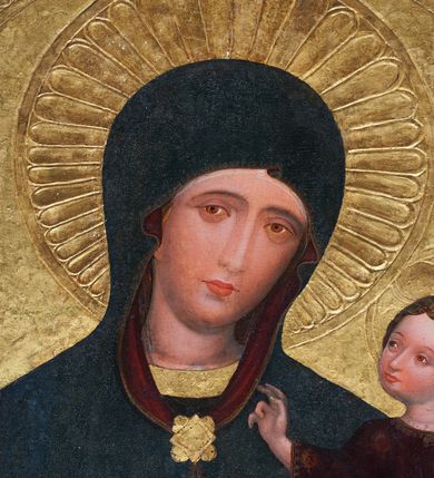 Zdjęcie nr 4: Obraz w kształcie stojącego prostokąta, z przedstawieniem Matki Boskiej z Dzieciątkiem w typie Hodegetrii Krakowskiej. Maria przedstawiona w półpostaci, z głową przechyloną na lewo. Lewą ręką obejmuje Dzieciątko, dłonią prawej ręki wskazuje na Syna. Twarz owalna o ciemnej karnacji z policzkami podkreślonymi różem, o regularnych łukach brwiowych, głęboko osadzonych oczach, długim wąskim nosie, drobnych czerwonych ustach. Dłonie wysmukłe, o długich palcach. Ubrana ciemnoniebieską suknię z wąskimi rękawami, ozdobioną pod szyją i końcach rękawów złotą bordiurą. Cała postać okryta maforium w takim samym kolorze co suknia, z czerwoną podszewką, ozdobionym cienką złotą lamówką i spiętym na piersiach rombową złotą broszą. Spod maforionu widoczny czepiec na głowie. Dzieciątko, ujęte w trzech czwartych, zwrócone w prawo, w kierunku Matki, Siedzi na jej lewym przedramieniu. Głowa kulista, z ciemnymi kędzierzawymi włosami ułożonymi w loki podkreślone złotymi kreskami ; twarz o ciemnej karnacji z zaróżowionymi policzkami. Prawą dłonią błogosławi, lewą podtrzymuje kodeks w czerwonej oprawie oparty na lewym kolanie. Ubrane w długą i szeroką ciemnoczerwoną sukienkę, ozdobioną drobnym wzorem patronowym malowanym złotem w proszku. Spod sukienki widać bose stopy.  Wokół głowy Marii nimb promienisty, wokół głowy Dzieciątka nimb krzyżowy. Tło (wtórne) złocone, w narożach z motywami uproszczonej wici roślinnej.