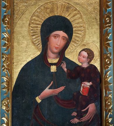 Zdjęcie nr 1: Obraz w kształcie stojącego prostokąta, z przedstawieniem Matki Boskiej z Dzieciątkiem w typie Hodegetrii Krakowskiej. Maria przedstawiona w półpostaci, z głową przechyloną na lewo. Lewą ręką obejmuje Dzieciątko, dłonią prawej ręki wskazuje na Syna. Twarz owalna o ciemnej karnacji z policzkami podkreślonymi różem, o regularnych łukach brwiowych, głęboko osadzonych oczach, długim wąskim nosie, drobnych czerwonych ustach. Dłonie wysmukłe, o długich palcach. Ubrana ciemnoniebieską suknię z wąskimi rękawami, ozdobioną pod szyją i końcach rękawów złotą bordiurą. Cała postać okryta maforium w takim samym kolorze co suknia, z czerwoną podszewką, ozdobionym cienką złotą lamówką i spiętym na piersiach rombową złotą broszą. Spod maforionu widoczny czepiec na głowie. Dzieciątko, ujęte w trzech czwartych, zwrócone w prawo, w kierunku Matki, Siedzi na jej lewym przedramieniu. Głowa kulista, z ciemnymi kędzierzawymi włosami ułożonymi w loki podkreślone złotymi kreskami ; twarz o ciemnej karnacji z zaróżowionymi policzkami. Prawą dłonią błogosławi, lewą podtrzymuje kodeks w czerwonej oprawie oparty na lewym kolanie. Ubrane w długą i szeroką ciemnoczerwoną sukienkę, ozdobioną drobnym wzorem patronowym malowanym złotem w proszku. Spod sukienki widać bose stopy.  Wokół głowy Marii nimb promienisty, wokół głowy Dzieciątka nimb krzyżowy. Tło (wtórne) złocone, w narożach z motywami uproszczonej wici roślinnej.