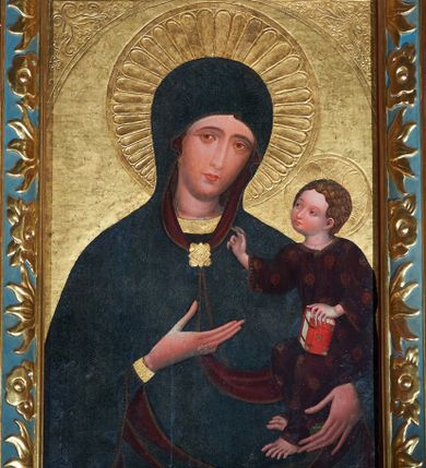Zdjęcie nr 1: Obraz w kształcie stojącego prostokąta, z przedstawieniem Matki Boskiej z Dzieciątkiem w typie Hodegetrii Krakowskiej. Maria przedstawiona w półpostaci, z głową przechyloną na lewo. Lewą ręką obejmuje Dzieciątko, dłonią prawej ręki wskazuje na Syna. Twarz owalna o ciemnej karnacji z policzkami podkreślonymi różem, o regularnych łukach brwiowych, głęboko osadzonych oczach, długim wąskim nosie, drobnych czerwonych ustach. Dłonie wysmukłe, o długich palcach. Ubrana ciemnoniebieską suknię z wąskimi rękawami, ozdobioną pod szyją i końcach rękawów złotą bordiurą. Cała postać okryta maforium w takim samym kolorze co suknia, z czerwoną podszewką, ozdobionym cienką złotą lamówką i spiętym na piersiach rombową złotą broszą. Spod maforionu widoczny czepiec na głowie. Dzieciątko, ujęte w trzech czwartych, zwrócone w prawo, w kierunku Matki, Siedzi na jej lewym przedramieniu. Głowa kulista, z ciemnymi kędzierzawymi włosami ułożonymi w loki podkreślone złotymi kreskami ; twarz o ciemnej karnacji z zaróżowionymi policzkami. Prawą dłonią błogosławi, lewą podtrzymuje kodeks w czerwonej oprawie oparty na lewym kolanie. Ubrane w długą i szeroką ciemnoczerwoną sukienkę, ozdobioną drobnym wzorem patronowym malowanym złotem w proszku. Spod sukienki widać bose stopy.  Wokół głowy Marii nimb promienisty, wokół głowy Dzieciątka nimb krzyżowy. Tło (wtórne) złocone, w narożach z motywami uproszczonej wici roślinnej.