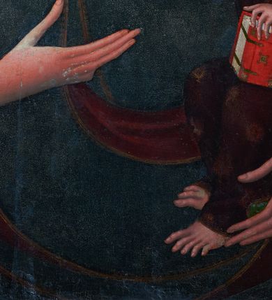 Zdjęcie nr 3: Obraz w kształcie stojącego prostokąta, z przedstawieniem Matki Boskiej z Dzieciątkiem w typie Hodegetrii Krakowskiej. Maria przedstawiona w półpostaci, z głową przechyloną na lewo. Lewą ręką obejmuje Dzieciątko, dłonią prawej ręki wskazuje na Syna. Twarz owalna o ciemnej karnacji z policzkami podkreślonymi różem, o regularnych łukach brwiowych, głęboko osadzonych oczach, długim wąskim nosie, drobnych czerwonych ustach. Dłonie wysmukłe, o długich palcach. Ubrana ciemnoniebieską suknię z wąskimi rękawami, ozdobioną pod szyją i końcach rękawów złotą bordiurą. Cała postać okryta maforium w takim samym kolorze co suknia, z czerwoną podszewką, ozdobionym cienką złotą lamówką i spiętym na piersiach rombową złotą broszą. Spod maforionu widoczny czepiec na głowie. Dzieciątko, ujęte w trzech czwartych, zwrócone w prawo, w kierunku Matki, Siedzi na jej lewym przedramieniu. Głowa kulista, z ciemnymi kędzierzawymi włosami ułożonymi w loki podkreślone złotymi kreskami ; twarz o ciemnej karnacji z zaróżowionymi policzkami. Prawą dłonią błogosławi, lewą podtrzymuje kodeks w czerwonej oprawie oparty na lewym kolanie. Ubrane w długą i szeroką ciemnoczerwoną sukienkę, ozdobioną drobnym wzorem patronowym malowanym złotem w proszku. Spod sukienki widać bose stopy.  Wokół głowy Marii nimb promienisty, wokół głowy Dzieciątka nimb krzyżowy. Tło (wtórne) złocone, w narożach z motywami uproszczonej wici roślinnej.