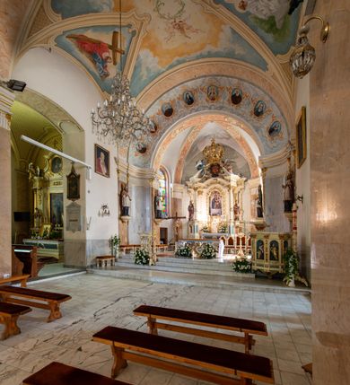 Zdjęcie nr 6: Po kilkukrotnych przekształceniach kościół składa się z prostokątnej, czteroprzęsłowej nawy głównej, dwóch, dwuprzęsłowych naw bocznych, przerobionych z dawnych kaplic i jednoprzęsłowego prezbiterium zamkniętego od wschodu apsydą. Na przedłużeniu apsydy otoczonej półkolistym aneksem wzniesiono czworoboczną, piętrową zakrystią. Od zachodu do nawy przylega wysunięta do przodu czworoboczna wieża o ściętych narożach z urządzoną w przyziemiu kruchtą. Wieża uzyskała trzy kondygnacje wyznaczone za pomocą profilowanych gzymsów. Środkowe piętro wieży połączono z bocznymi częściami fasady za pomocą wolut. Na dwóch pierwszych kondygnacjach ścięte naroża artykułowano za pomocą pilastrów o prostych głowicach. Pilastry drugiej kondygnacji ozdobiono krótkimi zwisami kampanul. Kondygnacja trzecia także została wzniesiona na rzucie czworoboku ale o wklęsłych narożach. Jej ściany flankują pary pilastrów o korynckich głowicach podtrzymujące imposty wspierające półkoliście wyłamane na osi belkowanie wspierające baniasty hełm z latarnią zwieńczony krzyżem z koroną. Pomiędzy impostami pod wyłamanym belkowaniem umieszczono tarcze zegarowe. Na trzeciej kondygnacji ponad belkowaniem od zachodu nadwieszono czworoboczny balkon z tralkową balustradą. Sześcioboczną sygnaturkę z latarnią zwieńczoną stożkowym hełmem z ustawioną na szczycie figurką Matki Boskiej Niepokalanie Poczętej zawieszono na siodłowym dachu kościoła w części wschodniej nawy głównej. Elewacje boczne kościoła rozczłonkowano za pomocą podziałów ramowych lub lizenowych. Wnętrze świątyni nakryto sklepieniem kolebkowym wspartym na gurtach, przechodzących na przyścienne pilastry podtrzymujące odcinki przerwanego belkowania. W ostanim zachodnim przęśle urządzono chór muzyczny wsparty na dwóch filarach z wypukłym na osi parapetem, artykułowanym za pomocą pilastrów i par arkadek. W prezbiterium ustawiono ołtarz główny oraz ambonę, a w nawach ołtarze boczne. 