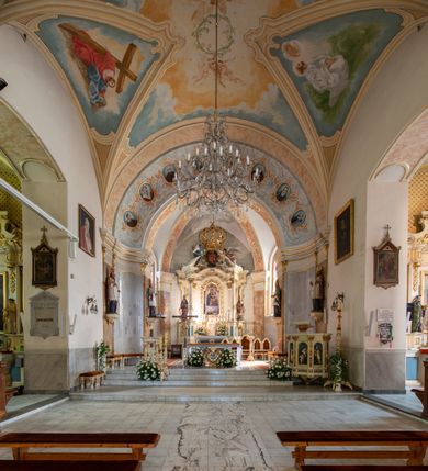 Zdjęcie nr 3: Po kilkukrotnych przekształceniach kościół składa się z prostokątnej, czteroprzęsłowej nawy głównej, dwóch, dwuprzęsłowych naw bocznych, przerobionych z dawnych kaplic i jednoprzęsłowego prezbiterium zamkniętego od wschodu apsydą. Na przedłużeniu apsydy otoczonej półkolistym aneksem wzniesiono czworoboczną, piętrową zakrystią. Od zachodu do nawy przylega wysunięta do przodu czworoboczna wieża o ściętych narożach z urządzoną w przyziemiu kruchtą. Wieża uzyskała trzy kondygnacje wyznaczone za pomocą profilowanych gzymsów. Środkowe piętro wieży połączono z bocznymi częściami fasady za pomocą wolut. Na dwóch pierwszych kondygnacjach ścięte naroża artykułowano za pomocą pilastrów o prostych głowicach. Pilastry drugiej kondygnacji ozdobiono krótkimi zwisami kampanul. Kondygnacja trzecia także została wzniesiona na rzucie czworoboku ale o wklęsłych narożach. Jej ściany flankują pary pilastrów o korynckich głowicach podtrzymujące imposty wspierające półkoliście wyłamane na osi belkowanie wspierające baniasty hełm z latarnią zwieńczony krzyżem z koroną. Pomiędzy impostami pod wyłamanym belkowaniem umieszczono tarcze zegarowe. Na trzeciej kondygnacji ponad belkowaniem od zachodu nadwieszono czworoboczny balkon z tralkową balustradą. Sześcioboczną sygnaturkę z latarnią zwieńczoną stożkowym hełmem z ustawioną na szczycie figurką Matki Boskiej Niepokalanie Poczętej zawieszono na siodłowym dachu kościoła w części wschodniej nawy głównej. Elewacje boczne kościoła rozczłonkowano za pomocą podziałów ramowych lub lizenowych. Wnętrze świątyni nakryto sklepieniem kolebkowym wspartym na gurtach, przechodzących na przyścienne pilastry podtrzymujące odcinki przerwanego belkowania. W ostanim zachodnim przęśle urządzono chór muzyczny wsparty na dwóch filarach z wypukłym na osi parapetem, artykułowanym za pomocą pilastrów i par arkadek. W prezbiterium ustawiono ołtarz główny oraz ambonę, a w nawach ołtarze boczne. 