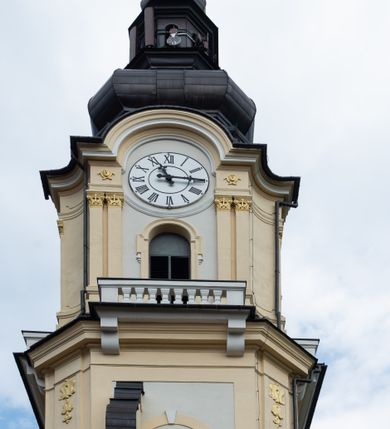Zdjęcie nr 28: Po kilkukrotnych przekształceniach kościół składa się z prostokątnej, czteroprzęsłowej nawy głównej, dwóch, dwuprzęsłowych naw bocznych, przerobionych z dawnych kaplic i jednoprzęsłowego prezbiterium zamkniętego od wschodu apsydą. Na przedłużeniu apsydy otoczonej półkolistym aneksem wzniesiono czworoboczną, piętrową zakrystią. Od zachodu do nawy przylega wysunięta do przodu czworoboczna wieża o ściętych narożach z urządzoną w przyziemiu kruchtą. Wieża uzyskała trzy kondygnacje wyznaczone za pomocą profilowanych gzymsów. Środkowe piętro wieży połączono z bocznymi częściami fasady za pomocą wolut. Na dwóch pierwszych kondygnacjach ścięte naroża artykułowano za pomocą pilastrów o prostych głowicach. Pilastry drugiej kondygnacji ozdobiono krótkimi zwisami kampanul. Kondygnacja trzecia także została wzniesiona na rzucie czworoboku ale o wklęsłych narożach. Jej ściany flankują pary pilastrów o korynckich głowicach podtrzymujące imposty wspierające półkoliście wyłamane na osi belkowanie wspierające baniasty hełm z latarnią zwieńczony krzyżem z koroną. Pomiędzy impostami pod wyłamanym belkowaniem umieszczono tarcze zegarowe. Na trzeciej kondygnacji ponad belkowaniem od zachodu nadwieszono czworoboczny balkon z tralkową balustradą. Sześcioboczną sygnaturkę z latarnią zwieńczoną stożkowym hełmem z ustawioną na szczycie figurką Matki Boskiej Niepokalanie Poczętej zawieszono na siodłowym dachu kościoła w części wschodniej nawy głównej. Elewacje boczne kościoła rozczłonkowano za pomocą podziałów ramowych lub lizenowych. Wnętrze świątyni nakryto sklepieniem kolebkowym wspartym na gurtach, przechodzących na przyścienne pilastry podtrzymujące odcinki przerwanego belkowania. W ostanim zachodnim przęśle urządzono chór muzyczny wsparty na dwóch filarach z wypukłym na osi parapetem, artykułowanym za pomocą pilastrów i par arkadek. W prezbiterium ustawiono ołtarz główny oraz ambonę, a w nawach ołtarze boczne. 