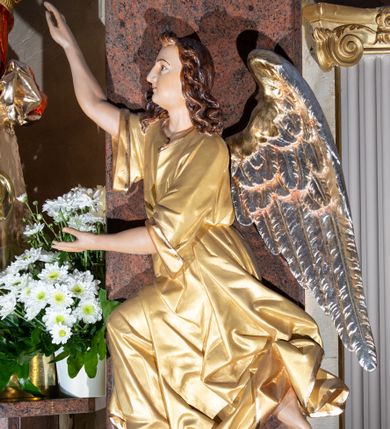 Zdjęcie nr 23: Po kilkukrotnych przekształceniach kościół składa się z prostokątnej, czteroprzęsłowej nawy głównej, dwóch, dwuprzęsłowych naw bocznych, przerobionych z dawnych kaplic i jednoprzęsłowego prezbiterium zamkniętego od wschodu apsydą. Na przedłużeniu apsydy otoczonej półkolistym aneksem wzniesiono czworoboczną, piętrową zakrystią. Od zachodu do nawy przylega wysunięta do przodu czworoboczna wieża o ściętych narożach z urządzoną w przyziemiu kruchtą. Wieża uzyskała trzy kondygnacje wyznaczone za pomocą profilowanych gzymsów. Środkowe piętro wieży połączono z bocznymi częściami fasady za pomocą wolut. Na dwóch pierwszych kondygnacjach ścięte naroża artykułowano za pomocą pilastrów o prostych głowicach. Pilastry drugiej kondygnacji ozdobiono krótkimi zwisami kampanul. Kondygnacja trzecia także została wzniesiona na rzucie czworoboku ale o wklęsłych narożach. Jej ściany flankują pary pilastrów o korynckich głowicach podtrzymujące imposty wspierające półkoliście wyłamane na osi belkowanie wspierające baniasty hełm z latarnią zwieńczony krzyżem z koroną. Pomiędzy impostami pod wyłamanym belkowaniem umieszczono tarcze zegarowe. Na trzeciej kondygnacji ponad belkowaniem od zachodu nadwieszono czworoboczny balkon z tralkową balustradą. Sześcioboczną sygnaturkę z latarnią zwieńczoną stożkowym hełmem z ustawioną na szczycie figurką Matki Boskiej Niepokalanie Poczętej zawieszono na siodłowym dachu kościoła w części wschodniej nawy głównej. Elewacje boczne kościoła rozczłonkowano za pomocą podziałów ramowych lub lizenowych. Wnętrze świątyni nakryto sklepieniem kolebkowym wspartym na gurtach, przechodzących na przyścienne pilastry podtrzymujące odcinki przerwanego belkowania. W ostanim zachodnim przęśle urządzono chór muzyczny wsparty na dwóch filarach z wypukłym na osi parapetem, artykułowanym za pomocą pilastrów i par arkadek. W prezbiterium ustawiono ołtarz główny oraz ambonę, a w nawach ołtarze boczne. 