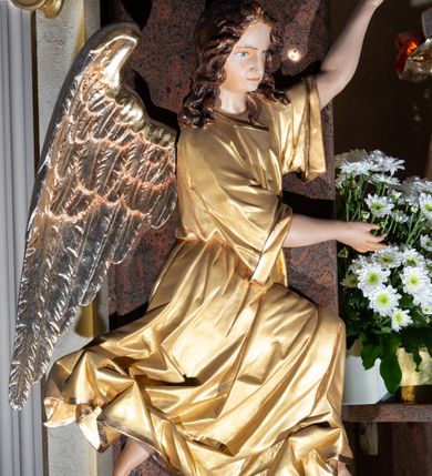 Zdjęcie nr 22: Po kilkukrotnych przekształceniach kościół składa się z prostokątnej, czteroprzęsłowej nawy głównej, dwóch, dwuprzęsłowych naw bocznych, przerobionych z dawnych kaplic i jednoprzęsłowego prezbiterium zamkniętego od wschodu apsydą. Na przedłużeniu apsydy otoczonej półkolistym aneksem wzniesiono czworoboczną, piętrową zakrystią. Od zachodu do nawy przylega wysunięta do przodu czworoboczna wieża o ściętych narożach z urządzoną w przyziemiu kruchtą. Wieża uzyskała trzy kondygnacje wyznaczone za pomocą profilowanych gzymsów. Środkowe piętro wieży połączono z bocznymi częściami fasady za pomocą wolut. Na dwóch pierwszych kondygnacjach ścięte naroża artykułowano za pomocą pilastrów o prostych głowicach. Pilastry drugiej kondygnacji ozdobiono krótkimi zwisami kampanul. Kondygnacja trzecia także została wzniesiona na rzucie czworoboku ale o wklęsłych narożach. Jej ściany flankują pary pilastrów o korynckich głowicach podtrzymujące imposty wspierające półkoliście wyłamane na osi belkowanie wspierające baniasty hełm z latarnią zwieńczony krzyżem z koroną. Pomiędzy impostami pod wyłamanym belkowaniem umieszczono tarcze zegarowe. Na trzeciej kondygnacji ponad belkowaniem od zachodu nadwieszono czworoboczny balkon z tralkową balustradą. Sześcioboczną sygnaturkę z latarnią zwieńczoną stożkowym hełmem z ustawioną na szczycie figurką Matki Boskiej Niepokalanie Poczętej zawieszono na siodłowym dachu kościoła w części wschodniej nawy głównej. Elewacje boczne kościoła rozczłonkowano za pomocą podziałów ramowych lub lizenowych. Wnętrze świątyni nakryto sklepieniem kolebkowym wspartym na gurtach, przechodzących na przyścienne pilastry podtrzymujące odcinki przerwanego belkowania. W ostanim zachodnim przęśle urządzono chór muzyczny wsparty na dwóch filarach z wypukłym na osi parapetem, artykułowanym za pomocą pilastrów i par arkadek. W prezbiterium ustawiono ołtarz główny oraz ambonę, a w nawach ołtarze boczne. 