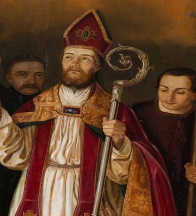 Zdjęcie nr 7: Obraz uzyskał kształt stojącego prostokąta. W centrum kompozycji przedstawiono w całej postaci frontalnie w nieznacznym kontrapoście św. Stanisława stojącego nad grobem Piotrowina. Stanisław z uniesioną głową i spojrzeniem w niebo prawą rękę unosi w geście błogosławieństwa, a w lewej trzyma srebrny pastorał o krzywaśni utworzonej z wici roślinnej. Ma pociągłą twarz o  wydatnym nosi i ustach, otoczoną brązowym zarostem. Ubrany jest w humerał, albę obszytą u spodu koronką, przewiązaną w pasie cingulum, szkarłatną stułę oraz taką samą kapę podbitą ciemną zielenią, spiętą pod szyją fibulą i obwiedzioną złocistą, szeroką bortą. Na głowie ma szkarłatną infułę lamowaną złotą tasiemką, a na przedzie zdobioną klejonem. Przed biskupem w lewym rogu kompozycji z czworobocznego otworu w posadzce wyłania się postać wskrzeszonego Piotrowina. Jest to starszy mężczyzna o bladotrupiej karnacji ze złożonymi modlitewnie rękami. Jego wychudłą twarz okala brązowa, krótka broda i włosy. Głowę ma przewiązaną białą chustką. Postać owinięta jest białym całunem. Stanisławowi po bokach towarzyszą dwaj diakoni w ciemnobordowych dalmatykach. Są to młodzi mężczyźni. Diakon z prawej strony śwciętego podtrzymuj połę kapy, a z lewej trzyma procesyjny krzyż. Za nimi z tyłu na jasnobrązowym tle widać zdziwione i przerażone twarze czterech starszych, wąsiastych i krótko obciętych mężczyzn będących świadkami cudu.