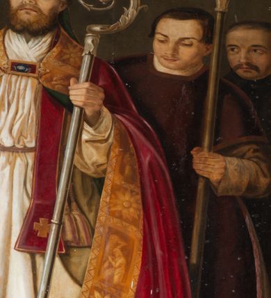 Zdjęcie nr 4: Obraz uzyskał kształt stojącego prostokąta. W centrum kompozycji przedstawiono w całej postaci frontalnie w nieznacznym kontrapoście św. Stanisława stojącego nad grobem Piotrowina. Stanisław z uniesioną głową i spojrzeniem w niebo prawą rękę unosi w geście błogosławieństwa, a w lewej trzyma srebrny pastorał o krzywaśni utworzonej z wici roślinnej. Ma pociągłą twarz o  wydatnym nosi i ustach, otoczoną brązowym zarostem. Ubrany jest w humerał, albę obszytą u spodu koronką, przewiązaną w pasie cingulum, szkarłatną stułę oraz taką samą kapę podbitą ciemną zielenią, spiętą pod szyją fibulą i obwiedzioną złocistą, szeroką bortą. Na głowie ma szkarłatną infułę lamowaną złotą tasiemką, a na przedzie zdobioną klejonem. Przed biskupem w lewym rogu kompozycji z czworobocznego otworu w posadzce wyłania się postać wskrzeszonego Piotrowina. Jest to starszy mężczyzna o bladotrupiej karnacji ze złożonymi modlitewnie rękami. Jego wychudłą twarz okala brązowa, krótka broda i włosy. Głowę ma przewiązaną białą chustką. Postać owinięta jest białym całunem. Stanisławowi po bokach towarzyszą dwaj diakoni w ciemnobordowych dalmatykach. Są to młodzi mężczyźni. Diakon z prawej strony śwciętego podtrzymuj połę kapy, a z lewej trzyma procesyjny krzyż. Za nimi z tyłu na jasnobrązowym tle widać zdziwione i przerażone twarze czterech starszych, wąsiastych i krótko obciętych mężczyzn będących świadkami cudu.