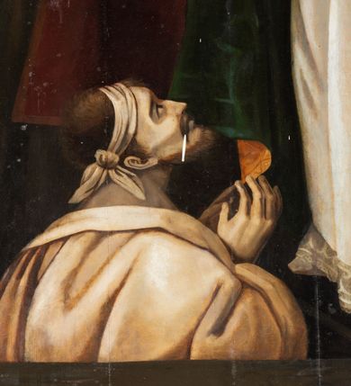 Zdjęcie nr 8: Obraz uzyskał kształt stojącego prostokąta. W centrum kompozycji przedstawiono w całej postaci frontalnie w nieznacznym kontrapoście św. Stanisława stojącego nad grobem Piotrowina. Stanisław z uniesioną głową i spojrzeniem w niebo prawą rękę unosi w geście błogosławieństwa, a w lewej trzyma srebrny pastorał o krzywaśni utworzonej z wici roślinnej. Ma pociągłą twarz o  wydatnym nosi i ustach, otoczoną brązowym zarostem. Ubrany jest w humerał, albę obszytą u spodu koronką, przewiązaną w pasie cingulum, szkarłatną stułę oraz taką samą kapę podbitą ciemną zielenią, spiętą pod szyją fibulą i obwiedzioną złocistą, szeroką bortą. Na głowie ma szkarłatną infułę lamowaną złotą tasiemką, a na przedzie zdobioną klejonem. Przed biskupem w lewym rogu kompozycji z czworobocznego otworu w posadzce wyłania się postać wskrzeszonego Piotrowina. Jest to starszy mężczyzna o bladotrupiej karnacji ze złożonymi modlitewnie rękami. Jego wychudłą twarz okala brązowa, krótka broda i włosy. Głowę ma przewiązaną białą chustką. Postać owinięta jest białym całunem. Stanisławowi po bokach towarzyszą dwaj diakoni w ciemnobordowych dalmatykach. Są to młodzi mężczyźni. Diakon z prawej strony śwciętego podtrzymuj połę kapy, a z lewej trzyma procesyjny krzyż. Za nimi z tyłu na jasnobrązowym tle widać zdziwione i przerażone twarze czterech starszych, wąsiastych i krótko obciętych mężczyzn będących świadkami cudu.