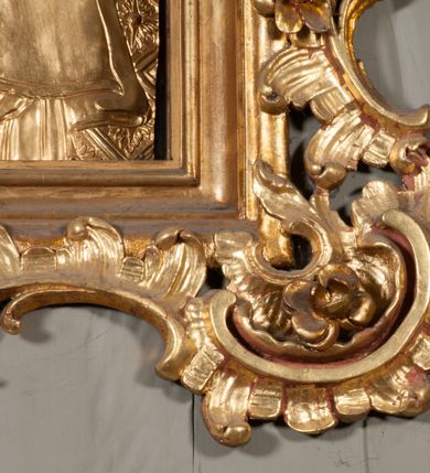 Zdjęcie nr 8: Nastawa niearchitektoniczna w formie paludamentu. Mensa kamienna, oparta na dwóch kamiennych pilastrach o kanelowanych trzonach, ustawionych na cokolikach. Na mensie  tabernakulum w formie drewnianej skrzynki na czterech nóżkach, zakończone gzymsem, o drzwiczkach w kształcie stojącego prostokąta o ściętych górnych narożach, ujęte profilowaną ramą z przedstawieniem kielicha z hostią w glorii. Na nim tron wystawienia na relikwiarz. Tabernakulum flankują dwie figury aniołów ustawione na cokołach. 
Paludament podwiązany po bokach sznurem z chwostami, podtrzymywany przez putta, lamowany frędzlą, zwieńczony baldachimem utworzonym z fragmentu wklęsło-wypukłego gzymsu z lambrekinem. W polu wnęka w kształcie stojącego prostokąta ujęta profilowaną ramą i rocaille'm, z obrazem św. Karola Boromeusza. Nad obrazem rzeźbione obłoki i dwie uskrzydlone główki anielskie, po bokach nadlatujące dwa putta. Paludament polichromowany wewnątrz w kolorze szaro-brązowym, zewnątrz złocony.