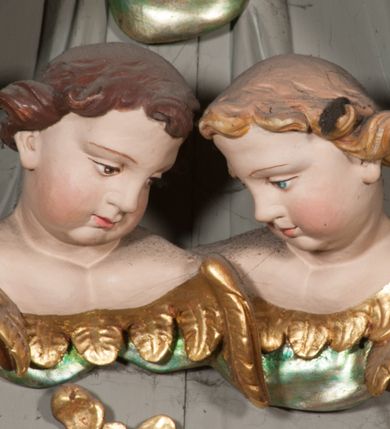 Zdjęcie nr 37: Nastawa niearchitektoniczna w formie paludamentu. Mensa kamienna, oparta na dwóch kamiennych pilastrach o kanelowanych trzonach, ustawionych na cokolikach. Na mensie  tabernakulum w formie drewnianej skrzynki na czterech nóżkach, zakończone gzymsem, o drzwiczkach w kształcie stojącego prostokąta o ściętych górnych narożach, ujęte profilowaną ramą z przedstawieniem kielicha z hostią w glorii. Na nim tron wystawienia na relikwiarz. Tabernakulum flankują dwie figury aniołów ustawione na cokołach. 
Paludament podwiązany po bokach sznurem z chwostami, podtrzymywany przez putta, lamowany frędzlą, zwieńczony baldachimem utworzonym z fragmentu wklęsło-wypukłego gzymsu z lambrekinem. W polu wnęka w kształcie stojącego prostokąta ujęta profilowaną ramą i rocaille'm, z obrazem św. Karola Boromeusza. Nad obrazem rzeźbione obłoki i dwie uskrzydlone główki anielskie, po bokach nadlatujące dwa putta. Paludament polichromowany wewnątrz w kolorze szaro-brązowym, zewnątrz złocony.