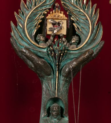 Zdjęcie nr 10: Nastawa niearchitektoniczna w formie paludamentu. Mensa kamienna, oparta na dwóch kamiennych pilastrach o kanelowanych trzonach, ustawionych na cokolikach. Na mensie  tabernakulum w formie drewnianej skrzynki na czterech nóżkach, zakończone gzymsem, o drzwiczkach w kształcie stojącego prostokąta o ściętych górnych narożach, ujęte profilowaną ramą z przedstawieniem kielicha z hostią w glorii. Na nim tron wystawienia na relikwiarz. Tabernakulum flankują dwie figury aniołów ustawione na cokołach. 
Paludament podwiązany po bokach sznurem z chwostami, podtrzymywany przez putta, lamowany frędzlą, zwieńczony baldachimem utworzonym z fragmentu wklęsło-wypukłego gzymsu z lambrekinem. W polu wnęka w kształcie stojącego prostokąta ujęta profilowaną ramą i rocaille'm, z obrazem św. Karola Boromeusza. Nad obrazem rzeźbione obłoki i dwie uskrzydlone główki anielskie, po bokach nadlatujące dwa putta. Paludament polichromowany wewnątrz w kolorze szaro-brązowym, zewnątrz złocony.