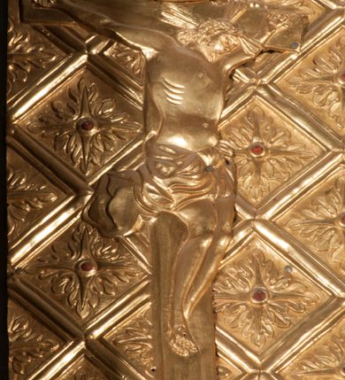 Zdjęcie nr 6: Nastawa niearchitektoniczna w formie paludamentu. Mensa kamienna, oparta na dwóch kamiennych pilastrach o kanelowanych trzonach, ustawionych na cokolikach. Na mensie  tabernakulum w formie drewnianej skrzynki na czterech nóżkach, zakończone gzymsem, o drzwiczkach w kształcie stojącego prostokąta o ściętych górnych narożach, ujęte profilowaną ramą z przedstawieniem kielicha z hostią w glorii. Na nim tron wystawienia na relikwiarz. Tabernakulum flankują dwie figury aniołów ustawione na cokołach. 
Paludament podwiązany po bokach sznurem z chwostami, podtrzymywany przez putta, lamowany frędzlą, zwieńczony baldachimem utworzonym z fragmentu wklęsło-wypukłego gzymsu z lambrekinem. W polu wnęka w kształcie stojącego prostokąta ujęta profilowaną ramą i rocaille'm, z obrazem św. Karola Boromeusza. Nad obrazem rzeźbione obłoki i dwie uskrzydlone główki anielskie, po bokach nadlatujące dwa putta. Paludament polichromowany wewnątrz w kolorze szaro-brązowym, zewnątrz złocony.