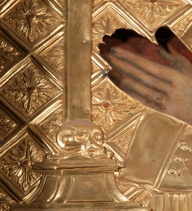 Zdjęcie nr 4: Nastawa niearchitektoniczna w formie paludamentu. Mensa kamienna, oparta na dwóch kamiennych pilastrach o kanelowanych trzonach, ustawionych na cokolikach. Na mensie  tabernakulum w formie drewnianej skrzynki na czterech nóżkach, zakończone gzymsem, o drzwiczkach w kształcie stojącego prostokąta o ściętych górnych narożach, ujęte profilowaną ramą z przedstawieniem kielicha z hostią w glorii. Na nim tron wystawienia na relikwiarz. Tabernakulum flankują dwie figury aniołów ustawione na cokołach. 
Paludament podwiązany po bokach sznurem z chwostami, podtrzymywany przez putta, lamowany frędzlą, zwieńczony baldachimem utworzonym z fragmentu wklęsło-wypukłego gzymsu z lambrekinem. W polu wnęka w kształcie stojącego prostokąta ujęta profilowaną ramą i rocaille'm, z obrazem św. Karola Boromeusza. Nad obrazem rzeźbione obłoki i dwie uskrzydlone główki anielskie, po bokach nadlatujące dwa putta. Paludament polichromowany wewnątrz w kolorze szaro-brązowym, zewnątrz złocony.