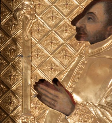 Zdjęcie nr 48: Nastawa niearchitektoniczna w formie paludamentu. Mensa kamienna, oparta na dwóch kamiennych pilastrach o kanelowanych trzonach, ustawionych na cokolikach. Na mensie  tabernakulum w formie drewnianej skrzynki na czterech nóżkach, zakończone gzymsem, o drzwiczkach w kształcie stojącego prostokąta o ściętych górnych narożach, ujęte profilowaną ramą z przedstawieniem kielicha z hostią w glorii. Na nim tron wystawienia na relikwiarz. Tabernakulum flankują dwie figury aniołów ustawione na cokołach. 
Paludament podwiązany po bokach sznurem z chwostami, podtrzymywany przez putta, lamowany frędzlą, zwieńczony baldachimem utworzonym z fragmentu wklęsło-wypukłego gzymsu z lambrekinem. W polu wnęka w kształcie stojącego prostokąta ujęta profilowaną ramą i rocaille'm, z obrazem św. Karola Boromeusza. Nad obrazem rzeźbione obłoki i dwie uskrzydlone główki anielskie, po bokach nadlatujące dwa putta. Paludament polichromowany wewnątrz w kolorze szaro-brązowym, zewnątrz złocony.