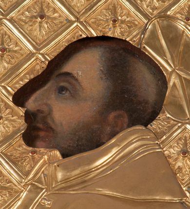 Zdjęcie nr 3: Nastawa niearchitektoniczna w formie paludamentu. Mensa kamienna, oparta na dwóch kamiennych pilastrach o kanelowanych trzonach, ustawionych na cokolikach. Na mensie  tabernakulum w formie drewnianej skrzynki na czterech nóżkach, zakończone gzymsem, o drzwiczkach w kształcie stojącego prostokąta o ściętych górnych narożach, ujęte profilowaną ramą z przedstawieniem kielicha z hostią w glorii. Na nim tron wystawienia na relikwiarz. Tabernakulum flankują dwie figury aniołów ustawione na cokołach. 
Paludament podwiązany po bokach sznurem z chwostami, podtrzymywany przez putta, lamowany frędzlą, zwieńczony baldachimem utworzonym z fragmentu wklęsło-wypukłego gzymsu z lambrekinem. W polu wnęka w kształcie stojącego prostokąta ujęta profilowaną ramą i rocaille'm, z obrazem św. Karola Boromeusza. Nad obrazem rzeźbione obłoki i dwie uskrzydlone główki anielskie, po bokach nadlatujące dwa putta. Paludament polichromowany wewnątrz w kolorze szaro-brązowym, zewnątrz złocony.