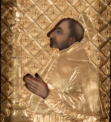 Zdjęcie nr 47: Nastawa niearchitektoniczna w formie paludamentu. Mensa kamienna, oparta na dwóch kamiennych pilastrach o kanelowanych trzonach, ustawionych na cokolikach. Na mensie  tabernakulum w formie drewnianej skrzynki na czterech nóżkach, zakończone gzymsem, o drzwiczkach w kształcie stojącego prostokąta o ściętych górnych narożach, ujęte profilowaną ramą z przedstawieniem kielicha z hostią w glorii. Na nim tron wystawienia na relikwiarz. Tabernakulum flankują dwie figury aniołów ustawione na cokołach. 
Paludament podwiązany po bokach sznurem z chwostami, podtrzymywany przez putta, lamowany frędzlą, zwieńczony baldachimem utworzonym z fragmentu wklęsło-wypukłego gzymsu z lambrekinem. W polu wnęka w kształcie stojącego prostokąta ujęta profilowaną ramą i rocaille&#039;m, z obrazem św. Karola Boromeusza. Nad obrazem rzeźbione obłoki i dwie uskrzydlone główki anielskie, po bokach nadlatujące dwa putta. Paludament polichromowany wewnątrz w kolorze szaro-brązowym, zewnątrz złocony.