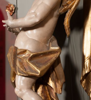 Zdjęcie nr 11: Nastawa niearchitektoniczna w formie paludamentu. Mensa kamienna, oparta na dwóch kamiennych pilastrach o kanelowanych trzonach, ustawionych na cokolikach. Na mensie  tabernakulum w formie drewnianej skrzynki na czterech nóżkach, zakończone gzymsem, o drzwiczkach w kształcie stojącego prostokąta o ściętych górnych narożach, ujęte profilowaną ramą z przedstawieniem kielicha z hostią w glorii. Na nim tron wystawienia na relikwiarz. Tabernakulum flankują dwie figury aniołów ustawione na cokołach. 
Paludament podwiązany po bokach sznurem z chwostami, podtrzymywany przez putta, lamowany frędzlą, zwieńczony baldachimem utworzonym z fragmentu wklęsło-wypukłego gzymsu z lambrekinem. W polu wnęka w kształcie stojącego prostokąta ujęta profilowaną ramą i rocaille&#039;m, z obrazem św. Karola Boromeusza. Nad obrazem rzeźbione obłoki i dwie uskrzydlone główki anielskie, po bokach nadlatujące dwa putta. Paludament polichromowany wewnątrz w kolorze szaro-brązowym, zewnątrz złocony.