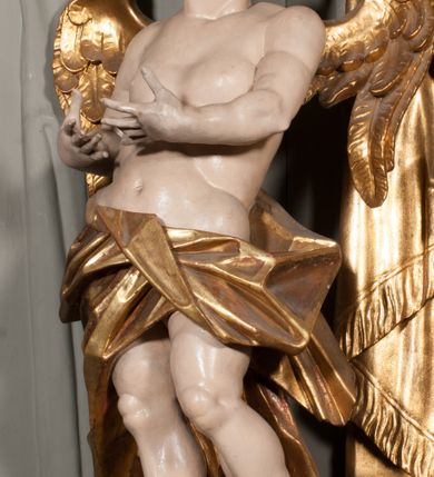 Zdjęcie nr 14: Nastawa niearchitektoniczna w formie paludamentu. Mensa kamienna, oparta na dwóch kamiennych pilastrach o kanelowanych trzonach, ustawionych na cokolikach. Na mensie  tabernakulum w formie drewnianej skrzynki na czterech nóżkach, zakończone gzymsem, o drzwiczkach w kształcie stojącego prostokąta o ściętych górnych narożach, ujęte profilowaną ramą z przedstawieniem kielicha z hostią w glorii. Na nim tron wystawienia na relikwiarz. Tabernakulum flankują dwie figury aniołów ustawione na cokołach. 
Paludament podwiązany po bokach sznurem z chwostami, podtrzymywany przez putta, lamowany frędzlą, zwieńczony baldachimem utworzonym z fragmentu wklęsło-wypukłego gzymsu z lambrekinem. W polu wnęka w kształcie stojącego prostokąta ujęta profilowaną ramą i rocaille'm, z obrazem św. Karola Boromeusza. Nad obrazem rzeźbione obłoki i dwie uskrzydlone główki anielskie, po bokach nadlatujące dwa putta. Paludament polichromowany wewnątrz w kolorze szaro-brązowym, zewnątrz złocony.