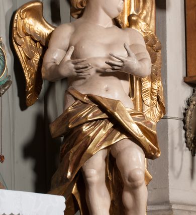 Zdjęcie nr 16: Nastawa niearchitektoniczna w formie paludamentu. Mensa kamienna, oparta na dwóch kamiennych pilastrach o kanelowanych trzonach, ustawionych na cokolikach. Na mensie  tabernakulum w formie drewnianej skrzynki na czterech nóżkach, zakończone gzymsem, o drzwiczkach w kształcie stojącego prostokąta o ściętych górnych narożach, ujęte profilowaną ramą z przedstawieniem kielicha z hostią w glorii. Na nim tron wystawienia na relikwiarz. Tabernakulum flankują dwie figury aniołów ustawione na cokołach. 
Paludament podwiązany po bokach sznurem z chwostami, podtrzymywany przez putta, lamowany frędzlą, zwieńczony baldachimem utworzonym z fragmentu wklęsło-wypukłego gzymsu z lambrekinem. W polu wnęka w kształcie stojącego prostokąta ujęta profilowaną ramą i rocaille'm, z obrazem św. Karola Boromeusza. Nad obrazem rzeźbione obłoki i dwie uskrzydlone główki anielskie, po bokach nadlatujące dwa putta. Paludament polichromowany wewnątrz w kolorze szaro-brązowym, zewnątrz złocony.