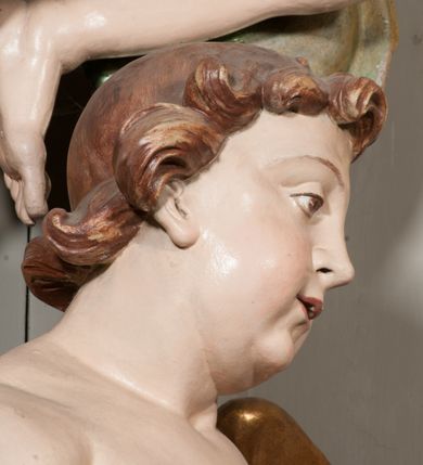 Zdjęcie nr 17: Nastawa niearchitektoniczna w formie paludamentu. Mensa kamienna, oparta na dwóch kamiennych pilastrach o kanelowanych trzonach, ustawionych na cokolikach. Na mensie  tabernakulum w formie drewnianej skrzynki na czterech nóżkach, zakończone gzymsem, o drzwiczkach w kształcie stojącego prostokąta o ściętych górnych narożach, ujęte profilowaną ramą z przedstawieniem kielicha z hostią w glorii. Na nim tron wystawienia na relikwiarz. Tabernakulum flankują dwie figury aniołów ustawione na cokołach. 
Paludament podwiązany po bokach sznurem z chwostami, podtrzymywany przez putta, lamowany frędzlą, zwieńczony baldachimem utworzonym z fragmentu wklęsło-wypukłego gzymsu z lambrekinem. W polu wnęka w kształcie stojącego prostokąta ujęta profilowaną ramą i rocaille'm, z obrazem św. Karola Boromeusza. Nad obrazem rzeźbione obłoki i dwie uskrzydlone główki anielskie, po bokach nadlatujące dwa putta. Paludament polichromowany wewnątrz w kolorze szaro-brązowym, zewnątrz złocony.