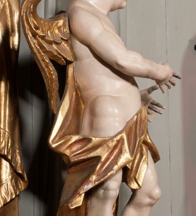 Zdjęcie nr 19: Nastawa niearchitektoniczna w formie paludamentu. Mensa kamienna, oparta na dwóch kamiennych pilastrach o kanelowanych trzonach, ustawionych na cokolikach. Na mensie  tabernakulum w formie drewnianej skrzynki na czterech nóżkach, zakończone gzymsem, o drzwiczkach w kształcie stojącego prostokąta o ściętych górnych narożach, ujęte profilowaną ramą z przedstawieniem kielicha z hostią w glorii. Na nim tron wystawienia na relikwiarz. Tabernakulum flankują dwie figury aniołów ustawione na cokołach. 
Paludament podwiązany po bokach sznurem z chwostami, podtrzymywany przez putta, lamowany frędzlą, zwieńczony baldachimem utworzonym z fragmentu wklęsło-wypukłego gzymsu z lambrekinem. W polu wnęka w kształcie stojącego prostokąta ujęta profilowaną ramą i rocaille'm, z obrazem św. Karola Boromeusza. Nad obrazem rzeźbione obłoki i dwie uskrzydlone główki anielskie, po bokach nadlatujące dwa putta. Paludament polichromowany wewnątrz w kolorze szaro-brązowym, zewnątrz złocony.