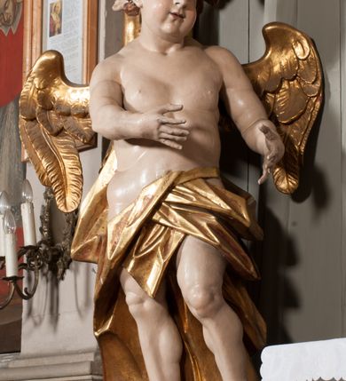 Zdjęcie nr 22: Nastawa niearchitektoniczna w formie paludamentu. Mensa kamienna, oparta na dwóch kamiennych pilastrach o kanelowanych trzonach, ustawionych na cokolikach. Na mensie  tabernakulum w formie drewnianej skrzynki na czterech nóżkach, zakończone gzymsem, o drzwiczkach w kształcie stojącego prostokąta o ściętych górnych narożach, ujęte profilowaną ramą z przedstawieniem kielicha z hostią w glorii. Na nim tron wystawienia na relikwiarz. Tabernakulum flankują dwie figury aniołów ustawione na cokołach. 
Paludament podwiązany po bokach sznurem z chwostami, podtrzymywany przez putta, lamowany frędzlą, zwieńczony baldachimem utworzonym z fragmentu wklęsło-wypukłego gzymsu z lambrekinem. W polu wnęka w kształcie stojącego prostokąta ujęta profilowaną ramą i rocaille&#039;m, z obrazem św. Karola Boromeusza. Nad obrazem rzeźbione obłoki i dwie uskrzydlone główki anielskie, po bokach nadlatujące dwa putta. Paludament polichromowany wewnątrz w kolorze szaro-brązowym, zewnątrz złocony.