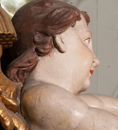 Zdjęcie nr 40: Nastawa niearchitektoniczna w formie paludamentu. Mensa kamienna, oparta na dwóch kamiennych pilastrach o kanelowanych trzonach, ustawionych na cokolikach. Na mensie  tabernakulum w formie drewnianej skrzynki na czterech nóżkach, zakończone gzymsem, o drzwiczkach w kształcie stojącego prostokąta o ściętych górnych narożach, ujęte profilowaną ramą z przedstawieniem kielicha z hostią w glorii. Na nim tron wystawienia na relikwiarz. Tabernakulum flankują dwie figury aniołów ustawione na cokołach. 
Paludament podwiązany po bokach sznurem z chwostami, podtrzymywany przez putta, lamowany frędzlą, zwieńczony baldachimem utworzonym z fragmentu wklęsło-wypukłego gzymsu z lambrekinem. W polu wnęka w kształcie stojącego prostokąta ujęta profilowaną ramą i rocaille&#039;m, z obrazem św. Karola Boromeusza. Nad obrazem rzeźbione obłoki i dwie uskrzydlone główki anielskie, po bokach nadlatujące dwa putta. Paludament polichromowany wewnątrz w kolorze szaro-brązowym, zewnątrz złocony.