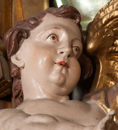 Zdjęcie nr 41: Nastawa niearchitektoniczna w formie paludamentu. Mensa kamienna, oparta na dwóch kamiennych pilastrach o kanelowanych trzonach, ustawionych na cokolikach. Na mensie  tabernakulum w formie drewnianej skrzynki na czterech nóżkach, zakończone gzymsem, o drzwiczkach w kształcie stojącego prostokąta o ściętych górnych narożach, ujęte profilowaną ramą z przedstawieniem kielicha z hostią w glorii. Na nim tron wystawienia na relikwiarz. Tabernakulum flankują dwie figury aniołów ustawione na cokołach. 
Paludament podwiązany po bokach sznurem z chwostami, podtrzymywany przez putta, lamowany frędzlą, zwieńczony baldachimem utworzonym z fragmentu wklęsło-wypukłego gzymsu z lambrekinem. W polu wnęka w kształcie stojącego prostokąta ujęta profilowaną ramą i rocaille&#039;m, z obrazem św. Karola Boromeusza. Nad obrazem rzeźbione obłoki i dwie uskrzydlone główki anielskie, po bokach nadlatujące dwa putta. Paludament polichromowany wewnątrz w kolorze szaro-brązowym, zewnątrz złocony.