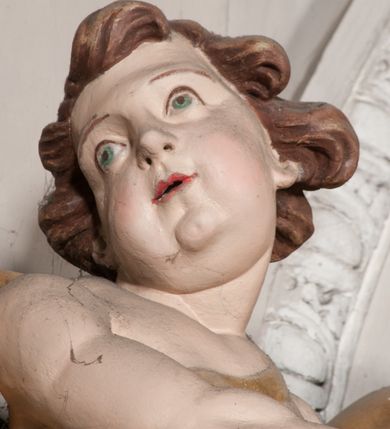 Zdjęcie nr 28: Nastawa niearchitektoniczna w formie paludamentu. Mensa kamienna, oparta na dwóch kamiennych pilastrach o kanelowanych trzonach, ustawionych na cokolikach. Na mensie  tabernakulum w formie drewnianej skrzynki na czterech nóżkach, zakończone gzymsem, o drzwiczkach w kształcie stojącego prostokąta o ściętych górnych narożach, ujęte profilowaną ramą z przedstawieniem kielicha z hostią w glorii. Na nim tron wystawienia na relikwiarz. Tabernakulum flankują dwie figury aniołów ustawione na cokołach. 
Paludament podwiązany po bokach sznurem z chwostami, podtrzymywany przez putta, lamowany frędzlą, zwieńczony baldachimem utworzonym z fragmentu wklęsło-wypukłego gzymsu z lambrekinem. W polu wnęka w kształcie stojącego prostokąta ujęta profilowaną ramą i rocaille'm, z obrazem św. Karola Boromeusza. Nad obrazem rzeźbione obłoki i dwie uskrzydlone główki anielskie, po bokach nadlatujące dwa putta. Paludament polichromowany wewnątrz w kolorze szaro-brązowym, zewnątrz złocony.