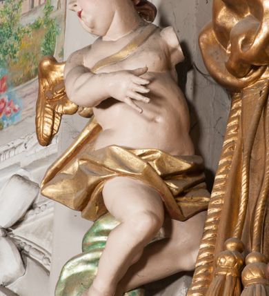 Zdjęcie nr 33: Nastawa niearchitektoniczna w formie paludamentu. Mensa kamienna, oparta na dwóch kamiennych pilastrach o kanelowanych trzonach, ustawionych na cokolikach. Na mensie  tabernakulum w formie drewnianej skrzynki na czterech nóżkach, zakończone gzymsem, o drzwiczkach w kształcie stojącego prostokąta o ściętych górnych narożach, ujęte profilowaną ramą z przedstawieniem kielicha z hostią w glorii. Na nim tron wystawienia na relikwiarz. Tabernakulum flankują dwie figury aniołów ustawione na cokołach. 
Paludament podwiązany po bokach sznurem z chwostami, podtrzymywany przez putta, lamowany frędzlą, zwieńczony baldachimem utworzonym z fragmentu wklęsło-wypukłego gzymsu z lambrekinem. W polu wnęka w kształcie stojącego prostokąta ujęta profilowaną ramą i rocaille'm, z obrazem św. Karola Boromeusza. Nad obrazem rzeźbione obłoki i dwie uskrzydlone główki anielskie, po bokach nadlatujące dwa putta. Paludament polichromowany wewnątrz w kolorze szaro-brązowym, zewnątrz złocony.