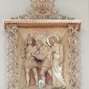 Zdjęcie nr 1: Stacje drogi krzyżowej w formie płaskorzeźbionych scen ujętych rozbudowanym obramieniem. Przedstawienia ograniczają się do najważniejszych osób, ukazanych w całej postaci i bliskim planie, na jednolitym, nieco ciemniejszym od reszty tle. Sposób ukazania postaci nosi cechy sztuki ludowej, ich pozy są sztywne, twarze zwrócone do widza, szaty marszczą się drobnymi fałdami. Postacie, ich ubrania oraz elementy scen zachowują naturalny kolor drewna, jedynie ubrania i nimb Chrystusa podkreślono złoceniem. Sceny zakomponowano w obramienie przypominające kapliczkę – na podstawie i pod daszkiem dekorowanymi lambrekinem, ujęte po bokach ażurową wicią roślinną. Poniżej podstawy numer sceny, a powyżej kielich z zatkniętym krzyżem łacińskim otacza i łączy w całość podobna wić. Lambrekin, krzyż oraz cyfry rzymskie złocone, reszta w kolorze naturalnego drewna. 