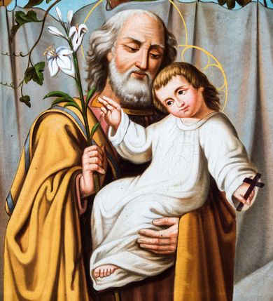 Zdjęcie nr 3: Obraz uzyskał formę stojącego prostokąta z całopostaciowym przedstawieniem św. Józefa z Dzieciątkiem. Józef zwrócony jest nieznacznie w trzech czwartych w lewo, z pochyloną głową. Święty lewą ręką podtrzymuje Dzieciątko, w prawej natomiast trzyma laskę zakończoną gałązką lilii. Twarz ma owalną, o starczych rysach, wysokim czole i migdałowatych oczach skierowanych w dół, długim nosie i pełnych ustach, okoloną siwą brodą oraz siwymi włosami sięgającymi ramion. Ubrany jest w długą ciemnoróżową tunikę oraz obficie drapowany, ciemnożółty płaszcz z zielonym pasem wzdłuż krawędzi zarzucony na ramiona. Wokół jego głowy widoczna jest złota aureola. Dzieciątko zwrócone zostało w trzech czwartych w prawo. Jezus z pochyloną głową i skrzyżowanymi stopami, prawą rękę unosi w geście błogosławieństwa, a w opuszczonej lewej dłoni trzyma krzyżyk. Zbawiciel ma okragłą twarz o dużych oczach, małym nosie i ustach, otoczoną jasnymi, krótkimi włosami. Jego głowę okala stylizowany nimb krzyżowy. Ubrany jest w białą obfitą tunikę. Postacie zostały ukazane w bliżej nieokreślonym wnętrzu otwierającym się na pejzaż zasadniczo przesłonięty kotarą zawieszoną na drążku, po którym pnie się winna latorośl. Po lewej stronie obrazu widoczne są zawieszone na filarze narzędzia ciesielskie (siekiera, kątownica, cyrkiel), a w prawym dolnym rogu wazon z różami.