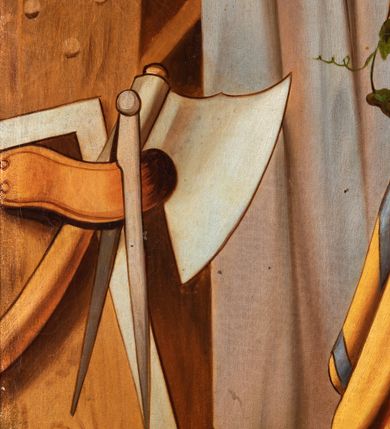 Zdjęcie nr 5: Obraz uzyskał formę stojącego prostokąta z całopostaciowym przedstawieniem św. Józefa z Dzieciątkiem. Józef zwrócony jest nieznacznie w trzech czwartych w lewo, z pochyloną głową. Święty lewą ręką podtrzymuje Dzieciątko, w prawej natomiast trzyma laskę zakończoną gałązką lilii. Twarz ma owalną, o starczych rysach, wysokim czole i migdałowatych oczach skierowanych w dół, długim nosie i pełnych ustach, okoloną siwą brodą oraz siwymi włosami sięgającymi ramion. Ubrany jest w długą ciemnoróżową tunikę oraz obficie drapowany, ciemnożółty płaszcz z zielonym pasem wzdłuż krawędzi zarzucony na ramiona. Wokół jego głowy widoczna jest złota aureola. Dzieciątko zwrócone zostało w trzech czwartych w prawo. Jezus z pochyloną głową i skrzyżowanymi stopami, prawą rękę unosi w geście błogosławieństwa, a w opuszczonej lewej dłoni trzyma krzyżyk. Zbawiciel ma okragłą twarz o dużych oczach, małym nosie i ustach, otoczoną jasnymi, krótkimi włosami. Jego głowę okala stylizowany nimb krzyżowy. Ubrany jest w białą obfitą tunikę. Postacie zostały ukazane w bliżej nieokreślonym wnętrzu otwierającym się na pejzaż zasadniczo przesłonięty kotarą zawieszoną na drążku, po którym pnie się winna latorośl. Po lewej stronie obrazu widoczne są zawieszone na filarze narzędzia ciesielskie (siekiera, kątownica, cyrkiel), a w prawym dolnym rogu wazon z różami.