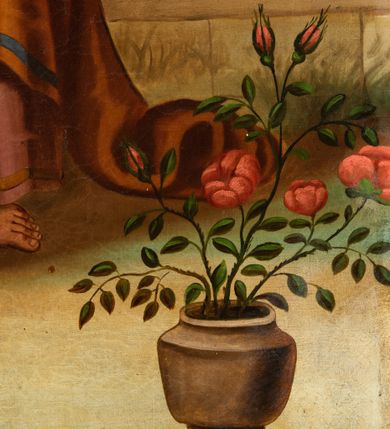 Zdjęcie nr 4: Obraz uzyskał formę stojącego prostokąta z całopostaciowym przedstawieniem św. Józefa z Dzieciątkiem. Józef zwrócony jest nieznacznie w trzech czwartych w lewo, z pochyloną głową. Święty lewą ręką podtrzymuje Dzieciątko, w prawej natomiast trzyma laskę zakończoną gałązką lilii. Twarz ma owalną, o starczych rysach, wysokim czole i migdałowatych oczach skierowanych w dół, długim nosie i pełnych ustach, okoloną siwą brodą oraz siwymi włosami sięgającymi ramion. Ubrany jest w długą ciemnoróżową tunikę oraz obficie drapowany, ciemnożółty płaszcz z zielonym pasem wzdłuż krawędzi zarzucony na ramiona. Wokół jego głowy widoczna jest złota aureola. Dzieciątko zwrócone zostało w trzech czwartych w prawo. Jezus z pochyloną głową i skrzyżowanymi stopami, prawą rękę unosi w geście błogosławieństwa, a w opuszczonej lewej dłoni trzyma krzyżyk. Zbawiciel ma okragłą twarz o dużych oczach, małym nosie i ustach, otoczoną jasnymi, krótkimi włosami. Jego głowę okala stylizowany nimb krzyżowy. Ubrany jest w białą obfitą tunikę. Postacie zostały ukazane w bliżej nieokreślonym wnętrzu otwierającym się na pejzaż zasadniczo przesłonięty kotarą zawieszoną na drążku, po którym pnie się winna latorośl. Po lewej stronie obrazu widoczne są zawieszone na filarze narzędzia ciesielskie (siekiera, kątownica, cyrkiel), a w prawym dolnym rogu wazon z różami.