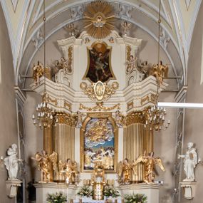 Zdjęcie nr 1: Dwukondygnacyjny, jednoosiowy ołtarz ze zwieńczeniem uzyskał strukturę architektoniczną. Stipes ołtarzowy wykonano w formie granitowego prostopadłościanu z mensą. Na mensie na osi ołtarza ustawiono tabernakulum z tronem wystawienia. Tabernakulum otrzymało kształt drewnianej skrzynki obitej blachą z drzwiczkami w formie stojącego prostokąta, z sześcioma kwaterami przedstawiającymi sceny z Pisma Świętego. Całość zamknięto silnie wysuniętym gzymsem wypukłym od frontu. Tron wystawienia utworzono w formie baldachimu ozdobionego lambrekinem z chwostami. Ujmują go spływy wolutowe z podwieszoną tkaniną, dekorowane liśćmi akantu. W przestrzeni zaplecka tronu umieszczono w promienistej glorii medalion z chrystogramem "IHS". Nastawa została ustawiona na wysokim cokole, zwieńczonym profilowanym gzymsem z wyodrębnionymi dwoma wspornikami skierowanymi do wewnątrz. Retabulum ujmuje  zwrócona na zewnątrz opilastrowana para filarów, przed którymi stoi para kolumn o kapitelach kompozytowych dźwigających pełne belkowanie wyłamane na ich osi. W polu centralnym znajduje się nisza w kształcie stojącego prostokąta zwieńczonego przerwanym prostokątnie łukiem półkolistym, nadwieszonym. Niszę obramienia profilowana rama. W jej wnętrzu znajduje się obraz Wniebowzięcia Najświętsze Marii Panny w drewnianych sukienkach wotywnych. Druga kondygnacja ujęta została dwiema parami zwróconych na zewnątrz pilastrów o trzonach przechodzących w spływy wolutowe. Pilastry dźwigają gzyms wyłamany na ich osi, który w części centralnej przyjmuje kształt spłaszczonego łuku. W polu umieszczono obraz z przedstawieniem Michała Archanioła w formie stojącego prostokąta o wklęsłych, dłuższych krawędziach oraz krótszych o kształcie łuku półkolistego nadwieszonego. Nastawa zakończona została okiem Opatrzności Bożej w glorii promienistej. Na cokole przed podporami ustawiono cztery figury adorujących aniołów. Ramę w polu środkowym udekorowano ornamentem roślinnym. W górnych przyłuczach umieszczono figury puttów na obłokach. Fryz został ozdobiony kwiatowymi girlandami. Centralnie na osi na gzymsie zawieszono kartusz z monogramem Marii w polu. Na zewnętrznych krawędziach belkowania pierwszej kondygnacji siedzą dwie figury aniołów, a na spływach wolutowych cztery putta. W trzonach pilastrów drugiej kondygnacji widoczne są zwisy z ornamentem kwiatowym podwieszonym na wstążce. W polu centralnym na dole umieszczono dwa wieńce, a u góry dwie uskrzydlone główki anielskie. Na belkowaniu znajdują się dwa putta na obłokach. Struktura nastawy została polichromowana w kolorze kości słoniowej, natomiast kolumny, pilastry, profile i ornamentyka zostały wyzłocone, a obłoki posrebrzone.