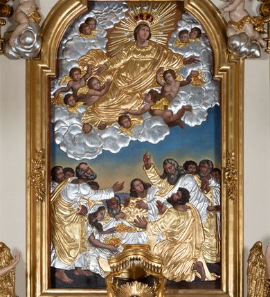 Zdjęcie nr 4: Dwukondygnacyjny, jednoosiowy ołtarz ze zwieńczeniem uzyskał strukturę architektoniczną. Stipes ołtarzowy wykonano w formie granitowego prostopadłościanu z mensą. Na mensie na osi ołtarza ustawiono tabernakulum z tronem wystawienia. Tabernakulum otrzymało kształt drewnianej skrzynki obitej blachą z drzwiczkami w formie stojącego prostokąta, z sześcioma kwaterami przedstawiającymi sceny z Pisma Świętego. Całość zamknięto silnie wysuniętym gzymsem wypukłym od frontu. Tron wystawienia utworzono w formie baldachimu ozdobionego lambrekinem z chwostami. Ujmują go spływy wolutowe z podwieszoną tkaniną, dekorowane liśćmi akantu. W przestrzeni zaplecka tronu umieszczono w promienistej glorii medalion z chrystogramem &quot;IHS&quot;. Nastawa została ustawiona na wysokim cokole, zwieńczonym profilowanym gzymsem z wyodrębnionymi dwoma wspornikami skierowanymi do wewnątrz. Retabulum ujmuje  zwrócona na zewnątrz opilastrowana para filarów, przed którymi stoi para kolumn o kapitelach kompozytowych dźwigających pełne belkowanie wyłamane na ich osi. W polu centralnym znajduje się nisza w kształcie stojącego prostokąta zwieńczonego przerwanym prostokątnie łukiem półkolistym, nadwieszonym. Niszę obramienia profilowana rama. W jej wnętrzu znajduje się obraz Wniebowzięcia Najświętsze Marii Panny w drewnianych sukienkach wotywnych. Druga kondygnacja ujęta została dwiema parami zwróconych na zewnątrz pilastrów o trzonach przechodzących w spływy wolutowe. Pilastry dźwigają gzyms wyłamany na ich osi, który w części centralnej przyjmuje kształt spłaszczonego łuku. W polu umieszczono obraz z przedstawieniem Michała Archanioła w formie stojącego prostokąta o wklęsłych, dłuższych krawędziach oraz krótszych o kształcie łuku półkolistego nadwieszonego. Nastawa zakończona została okiem Opatrzności Bożej w glorii promienistej. Na cokole przed podporami ustawiono cztery figury adorujących aniołów. Ramę w polu środkowym udekorowano ornamentem roślinnym. W górnych przyłuczach umieszczono figury puttów na obłokach. Fryz został ozdobiony kwiatowymi girlandami. Centralnie na osi na gzymsie zawieszono kartusz z monogramem Marii w polu. Na zewnętrznych krawędziach belkowania pierwszej kondygnacji siedzą dwie figury aniołów, a na spływach wolutowych cztery putta. W trzonach pilastrów drugiej kondygnacji widoczne są zwisy z ornamentem kwiatowym podwieszonym na wstążce. W polu centralnym na dole umieszczono dwa wieńce, a u góry dwie uskrzydlone główki anielskie. Na belkowaniu znajdują się dwa putta na obłokach. Struktura nastawy została polichromowana w kolorze kości słoniowej, natomiast kolumny, pilastry, profile i ornamentyka zostały wyzłocone, a obłoki posrebrzone.