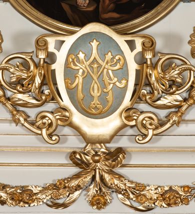 Zdjęcie nr 8: Dwukondygnacyjny, jednoosiowy ołtarz ze zwieńczeniem uzyskał strukturę architektoniczną. Stipes ołtarzowy wykonano w formie granitowego prostopadłościanu z mensą. Na mensie na osi ołtarza ustawiono tabernakulum z tronem wystawienia. Tabernakulum otrzymało kształt drewnianej skrzynki obitej blachą z drzwiczkami w formie stojącego prostokąta, z sześcioma kwaterami przedstawiającymi sceny z Pisma Świętego. Całość zamknięto silnie wysuniętym gzymsem wypukłym od frontu. Tron wystawienia utworzono w formie baldachimu ozdobionego lambrekinem z chwostami. Ujmują go spływy wolutowe z podwieszoną tkaniną, dekorowane liśćmi akantu. W przestrzeni zaplecka tronu umieszczono w promienistej glorii medalion z chrystogramem "IHS". Nastawa została ustawiona na wysokim cokole, zwieńczonym profilowanym gzymsem z wyodrębnionymi dwoma wspornikami skierowanymi do wewnątrz. Retabulum ujmuje  zwrócona na zewnątrz opilastrowana para filarów, przed którymi stoi para kolumn o kapitelach kompozytowych dźwigających pełne belkowanie wyłamane na ich osi. W polu centralnym znajduje się nisza w kształcie stojącego prostokąta zwieńczonego przerwanym prostokątnie łukiem półkolistym, nadwieszonym. Niszę obramienia profilowana rama. W jej wnętrzu znajduje się obraz Wniebowzięcia Najświętsze Marii Panny w drewnianych sukienkach wotywnych. Druga kondygnacja ujęta została dwiema parami zwróconych na zewnątrz pilastrów o trzonach przechodzących w spływy wolutowe. Pilastry dźwigają gzyms wyłamany na ich osi, który w części centralnej przyjmuje kształt spłaszczonego łuku. W polu umieszczono obraz z przedstawieniem Michała Archanioła w formie stojącego prostokąta o wklęsłych, dłuższych krawędziach oraz krótszych o kształcie łuku półkolistego nadwieszonego. Nastawa zakończona została okiem Opatrzności Bożej w glorii promienistej. Na cokole przed podporami ustawiono cztery figury adorujących aniołów. Ramę w polu środkowym udekorowano ornamentem roślinnym. W górnych przyłuczach umieszczono figury puttów na obłokach. Fryz został ozdobiony kwiatowymi girlandami. Centralnie na osi na gzymsie zawieszono kartusz z monogramem Marii w polu. Na zewnętrznych krawędziach belkowania pierwszej kondygnacji siedzą dwie figury aniołów, a na spływach wolutowych cztery putta. W trzonach pilastrów drugiej kondygnacji widoczne są zwisy z ornamentem kwiatowym podwieszonym na wstążce. W polu centralnym na dole umieszczono dwa wieńce, a u góry dwie uskrzydlone główki anielskie. Na belkowaniu znajdują się dwa putta na obłokach. Struktura nastawy została polichromowana w kolorze kości słoniowej, natomiast kolumny, pilastry, profile i ornamentyka zostały wyzłocone, a obłoki posrebrzone.