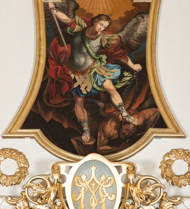 Zdjęcie nr 7: Dwukondygnacyjny, jednoosiowy ołtarz ze zwieńczeniem uzyskał strukturę architektoniczną. Stipes ołtarzowy wykonano w formie granitowego prostopadłościanu z mensą. Na mensie na osi ołtarza ustawiono tabernakulum z tronem wystawienia. Tabernakulum otrzymało kształt drewnianej skrzynki obitej blachą z drzwiczkami w formie stojącego prostokąta, z sześcioma kwaterami przedstawiającymi sceny z Pisma Świętego. Całość zamknięto silnie wysuniętym gzymsem wypukłym od frontu. Tron wystawienia utworzono w formie baldachimu ozdobionego lambrekinem z chwostami. Ujmują go spływy wolutowe z podwieszoną tkaniną, dekorowane liśćmi akantu. W przestrzeni zaplecka tronu umieszczono w promienistej glorii medalion z chrystogramem &quot;IHS&quot;. Nastawa została ustawiona na wysokim cokole, zwieńczonym profilowanym gzymsem z wyodrębnionymi dwoma wspornikami skierowanymi do wewnątrz. Retabulum ujmuje  zwrócona na zewnątrz opilastrowana para filarów, przed którymi stoi para kolumn o kapitelach kompozytowych dźwigających pełne belkowanie wyłamane na ich osi. W polu centralnym znajduje się nisza w kształcie stojącego prostokąta zwieńczonego przerwanym prostokątnie łukiem półkolistym, nadwieszonym. Niszę obramienia profilowana rama. W jej wnętrzu znajduje się obraz Wniebowzięcia Najświętsze Marii Panny w drewnianych sukienkach wotywnych. Druga kondygnacja ujęta została dwiema parami zwróconych na zewnątrz pilastrów o trzonach przechodzących w spływy wolutowe. Pilastry dźwigają gzyms wyłamany na ich osi, który w części centralnej przyjmuje kształt spłaszczonego łuku. W polu umieszczono obraz z przedstawieniem Michała Archanioła w formie stojącego prostokąta o wklęsłych, dłuższych krawędziach oraz krótszych o kształcie łuku półkolistego nadwieszonego. Nastawa zakończona została okiem Opatrzności Bożej w glorii promienistej. Na cokole przed podporami ustawiono cztery figury adorujących aniołów. Ramę w polu środkowym udekorowano ornamentem roślinnym. W górnych przyłuczach umieszczono figury puttów na obłokach. Fryz został ozdobiony kwiatowymi girlandami. Centralnie na osi na gzymsie zawieszono kartusz z monogramem Marii w polu. Na zewnętrznych krawędziach belkowania pierwszej kondygnacji siedzą dwie figury aniołów, a na spływach wolutowych cztery putta. W trzonach pilastrów drugiej kondygnacji widoczne są zwisy z ornamentem kwiatowym podwieszonym na wstążce. W polu centralnym na dole umieszczono dwa wieńce, a u góry dwie uskrzydlone główki anielskie. Na belkowaniu znajdują się dwa putta na obłokach. Struktura nastawy została polichromowana w kolorze kości słoniowej, natomiast kolumny, pilastry, profile i ornamentyka zostały wyzłocone, a obłoki posrebrzone.