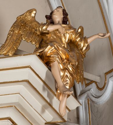 Zdjęcie nr 11: Dwukondygnacyjny, jednoosiowy ołtarz ze zwieńczeniem uzyskał strukturę architektoniczną. Stipes ołtarzowy wykonano w formie granitowego prostopadłościanu z mensą. Na mensie na osi ołtarza ustawiono tabernakulum z tronem wystawienia. Tabernakulum otrzymało kształt drewnianej skrzynki obitej blachą z drzwiczkami w formie stojącego prostokąta, z sześcioma kwaterami przedstawiającymi sceny z Pisma Świętego. Całość zamknięto silnie wysuniętym gzymsem wypukłym od frontu. Tron wystawienia utworzono w formie baldachimu ozdobionego lambrekinem z chwostami. Ujmują go spływy wolutowe z podwieszoną tkaniną, dekorowane liśćmi akantu. W przestrzeni zaplecka tronu umieszczono w promienistej glorii medalion z chrystogramem "IHS". Nastawa została ustawiona na wysokim cokole, zwieńczonym profilowanym gzymsem z wyodrębnionymi dwoma wspornikami skierowanymi do wewnątrz. Retabulum ujmuje  zwrócona na zewnątrz opilastrowana para filarów, przed którymi stoi para kolumn o kapitelach kompozytowych dźwigających pełne belkowanie wyłamane na ich osi. W polu centralnym znajduje się nisza w kształcie stojącego prostokąta zwieńczonego przerwanym prostokątnie łukiem półkolistym, nadwieszonym. Niszę obramienia profilowana rama. W jej wnętrzu znajduje się obraz Wniebowzięcia Najświętsze Marii Panny w drewnianych sukienkach wotywnych. Druga kondygnacja ujęta została dwiema parami zwróconych na zewnątrz pilastrów o trzonach przechodzących w spływy wolutowe. Pilastry dźwigają gzyms wyłamany na ich osi, który w części centralnej przyjmuje kształt spłaszczonego łuku. W polu umieszczono obraz z przedstawieniem Michała Archanioła w formie stojącego prostokąta o wklęsłych, dłuższych krawędziach oraz krótszych o kształcie łuku półkolistego nadwieszonego. Nastawa zakończona została okiem Opatrzności Bożej w glorii promienistej. Na cokole przed podporami ustawiono cztery figury adorujących aniołów. Ramę w polu środkowym udekorowano ornamentem roślinnym. W górnych przyłuczach umieszczono figury puttów na obłokach. Fryz został ozdobiony kwiatowymi girlandami. Centralnie na osi na gzymsie zawieszono kartusz z monogramem Marii w polu. Na zewnętrznych krawędziach belkowania pierwszej kondygnacji siedzą dwie figury aniołów, a na spływach wolutowych cztery putta. W trzonach pilastrów drugiej kondygnacji widoczne są zwisy z ornamentem kwiatowym podwieszonym na wstążce. W polu centralnym na dole umieszczono dwa wieńce, a u góry dwie uskrzydlone główki anielskie. Na belkowaniu znajdują się dwa putta na obłokach. Struktura nastawy została polichromowana w kolorze kości słoniowej, natomiast kolumny, pilastry, profile i ornamentyka zostały wyzłocone, a obłoki posrebrzone.